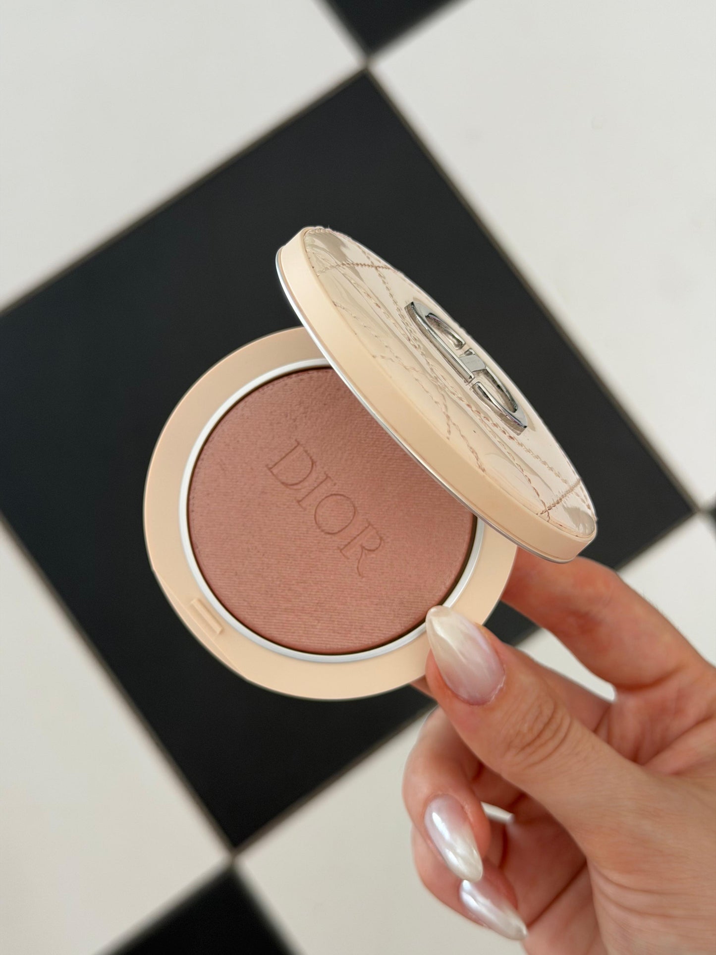 DIOR Forever Couture Luminizer (05)
Longwear Highlighter - 95%* Natural-Origin Pigments