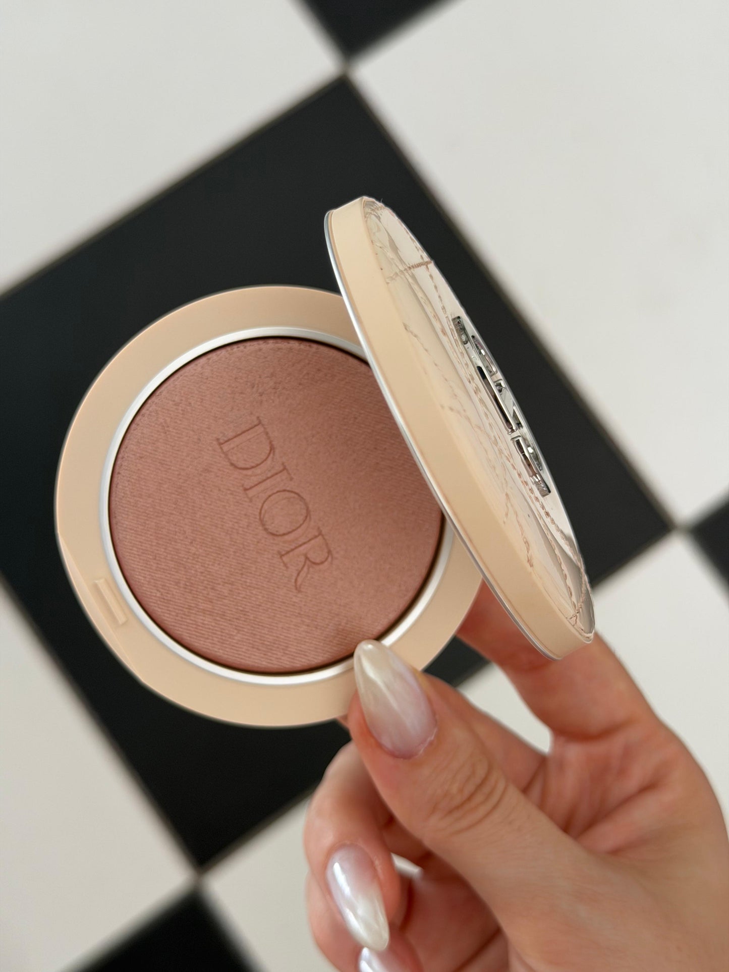 DIOR Forever Couture Luminizer (05)
Longwear Highlighter - 95%* Natural-Origin Pigments