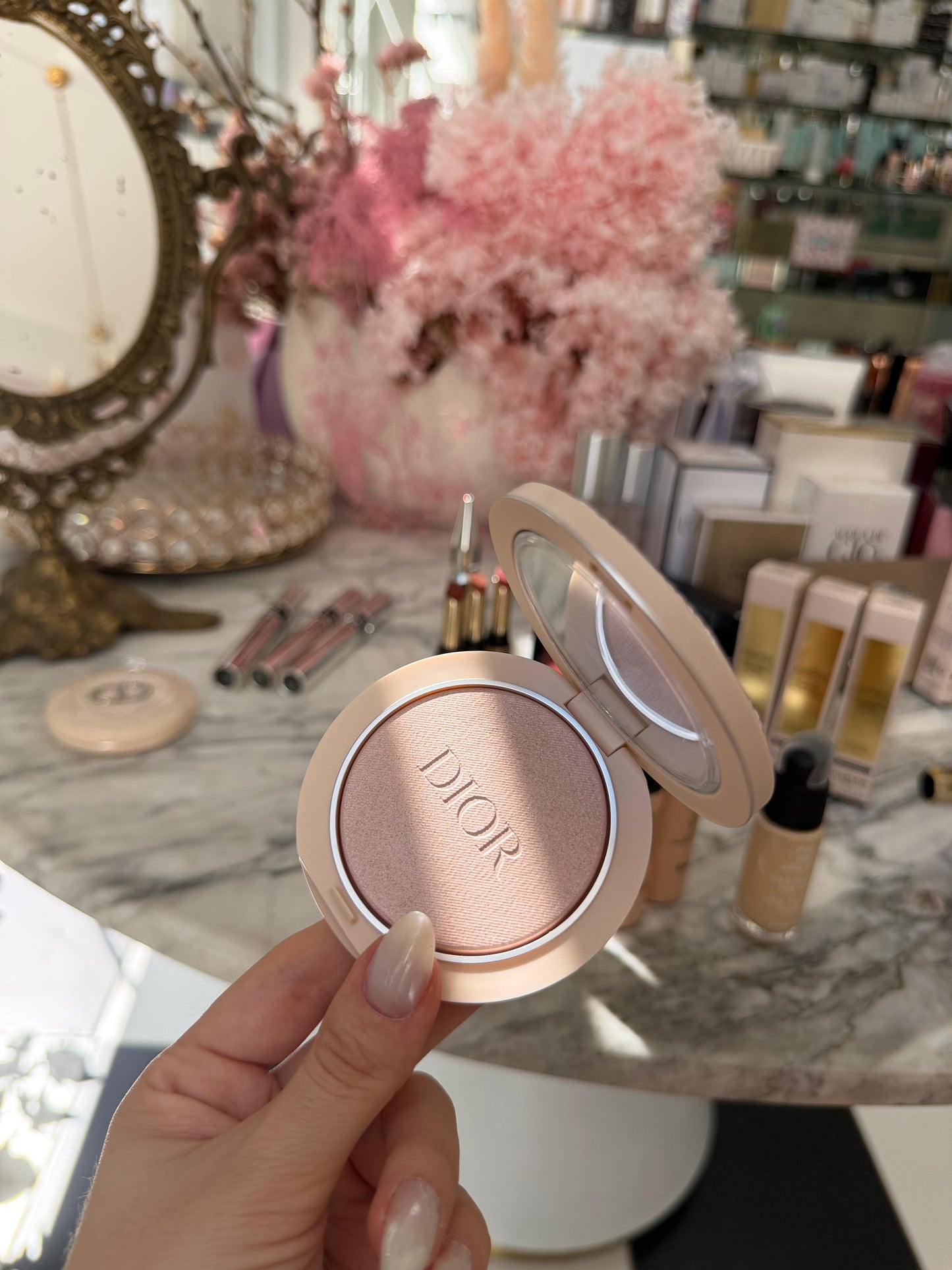 DIOR Forever Couture Luminizer (02)
Longwear Highlighter - 95%* Natural-Origin Pigments