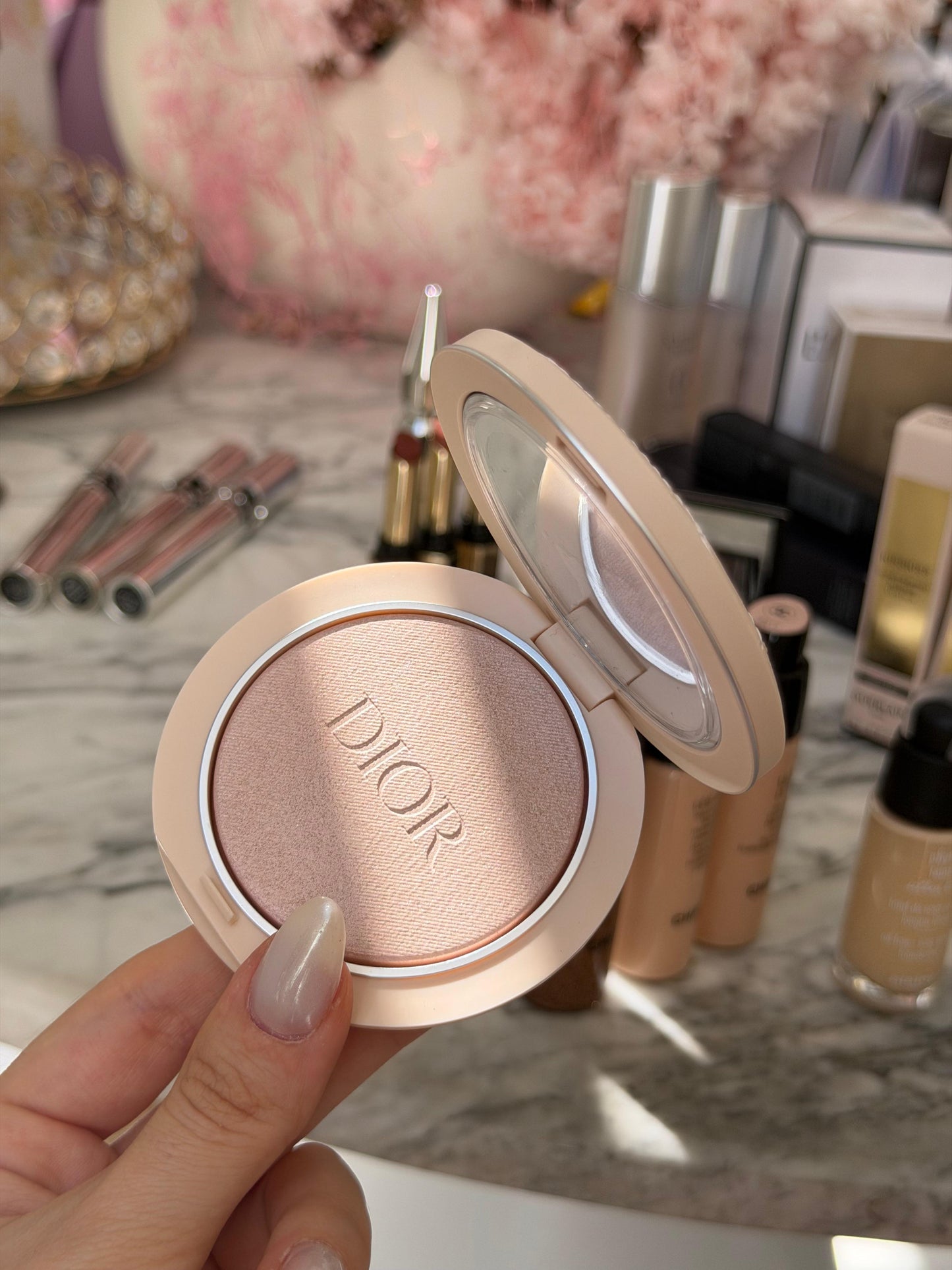 DIOR Forever Couture Luminizer (02)
Longwear Highlighter - 95%* Natural-Origin Pigments