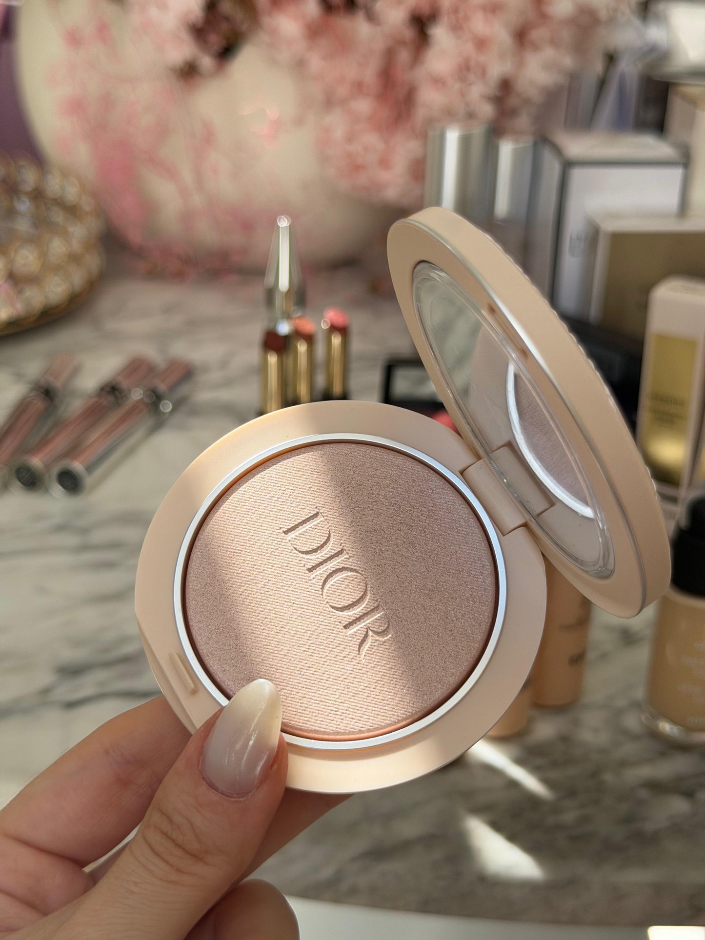 DIOR Forever Couture Luminizer (02)
Longwear Highlighter - 95%* Natural-Origin Pigments