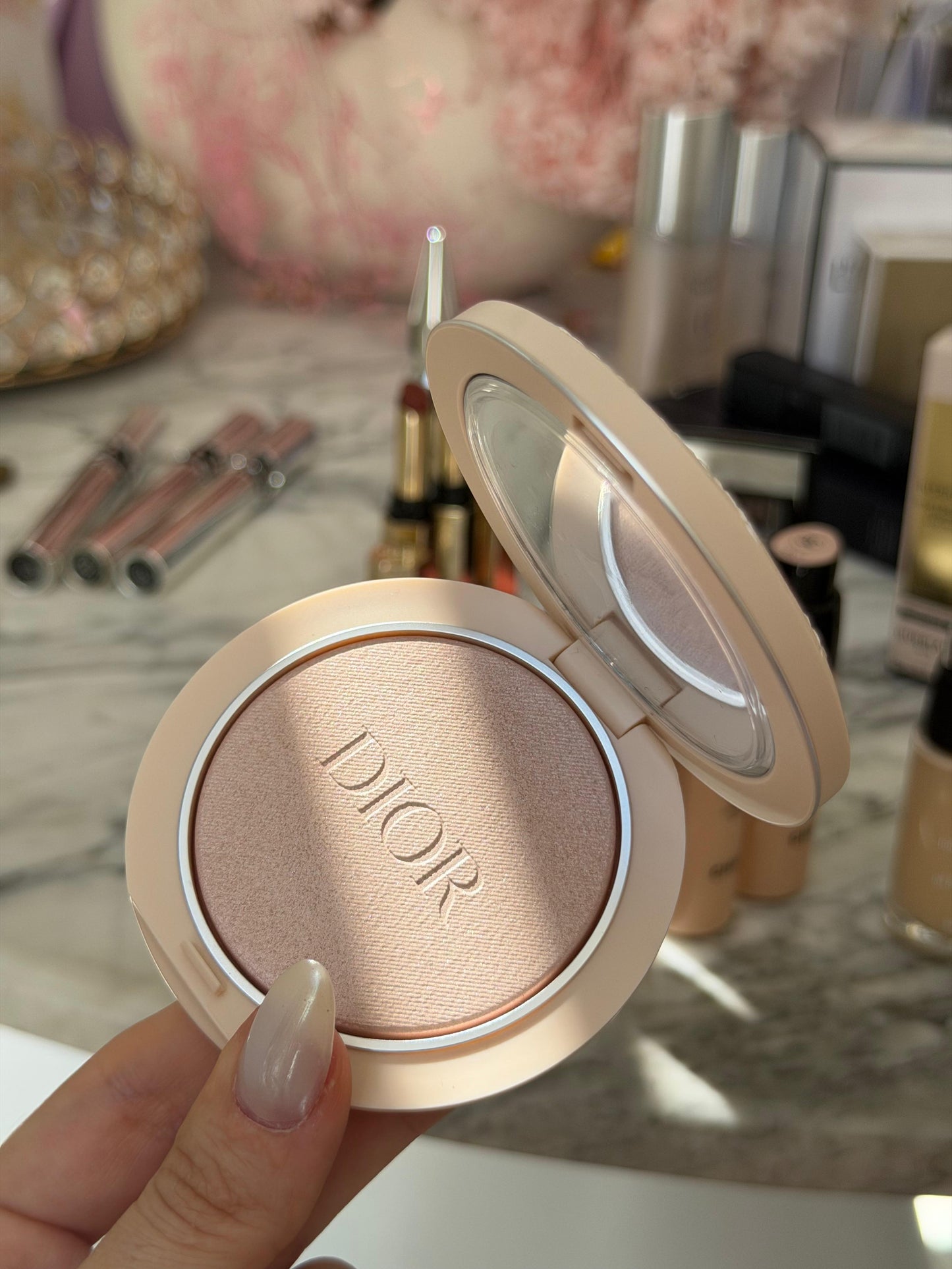 DIOR Forever Couture Luminizer (02)
Longwear Highlighter - 95%* Natural-Origin Pigments