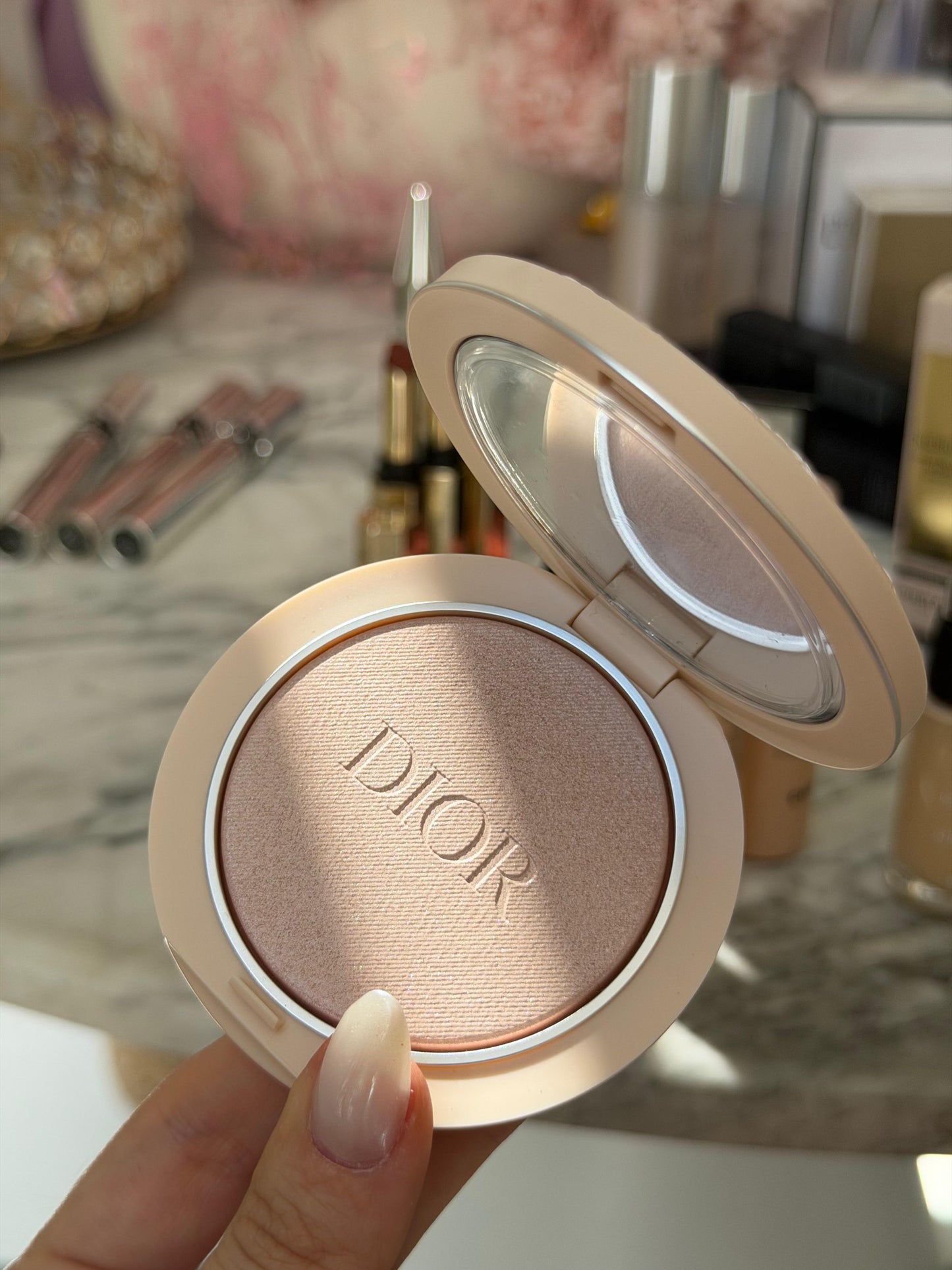 DIOR Forever Couture Luminizer (02)
Longwear Highlighter - 95%* Natural-Origin Pigments