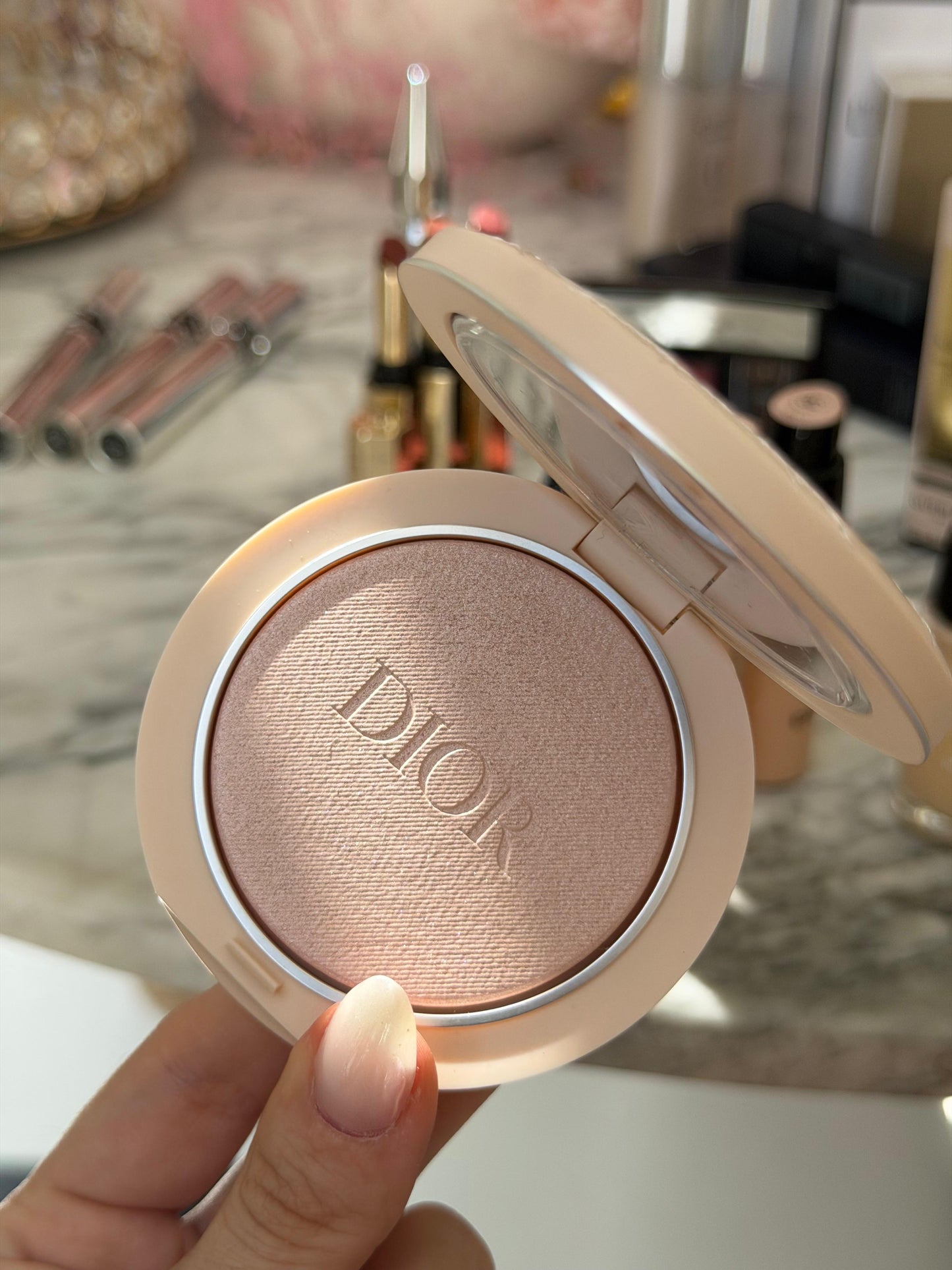 DIOR Forever Couture Luminizer (02)
Longwear Highlighter - 95%* Natural-Origin Pigments