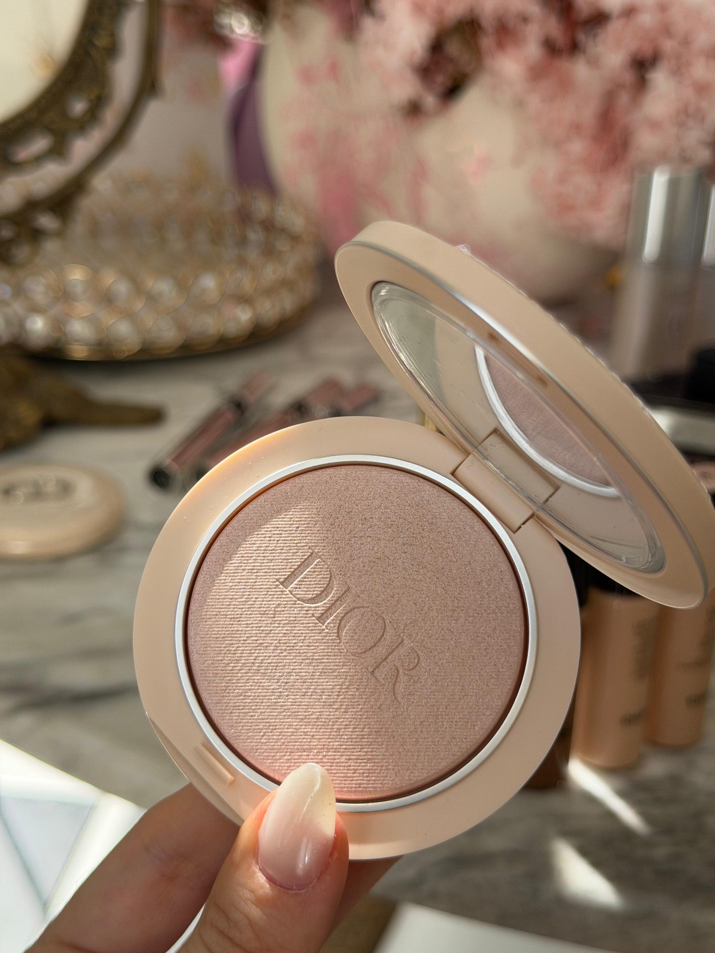 DIOR Forever Couture Luminizer (02)
Longwear Highlighter - 95%* Natural-Origin Pigments