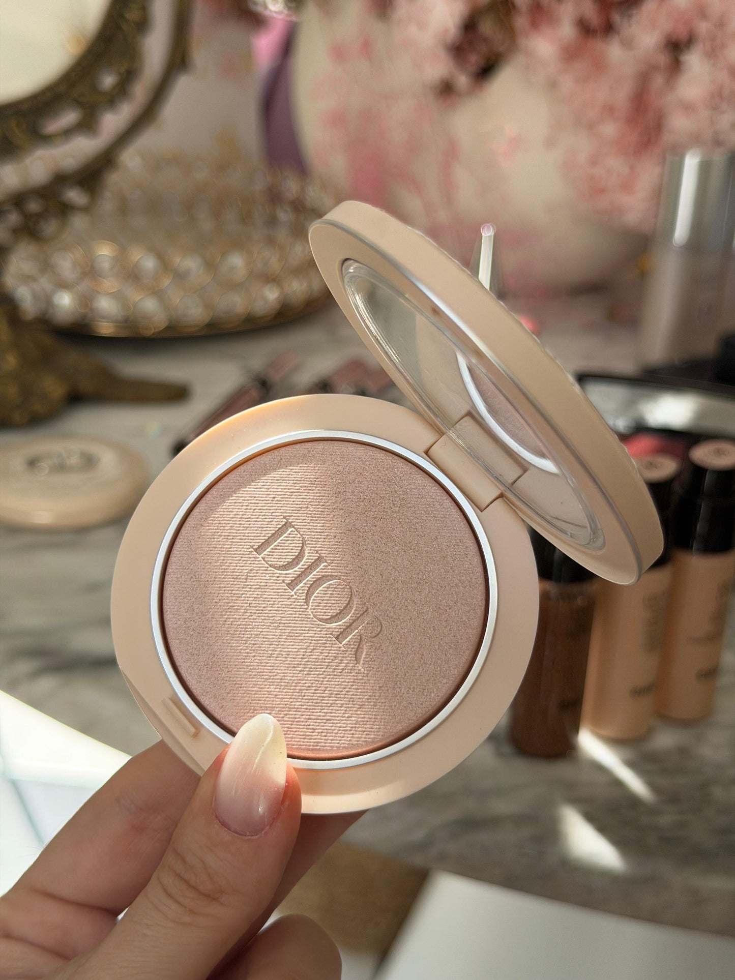 DIOR Forever Couture Luminizer (02)
Longwear Highlighter - 95%* Natural-Origin Pigments