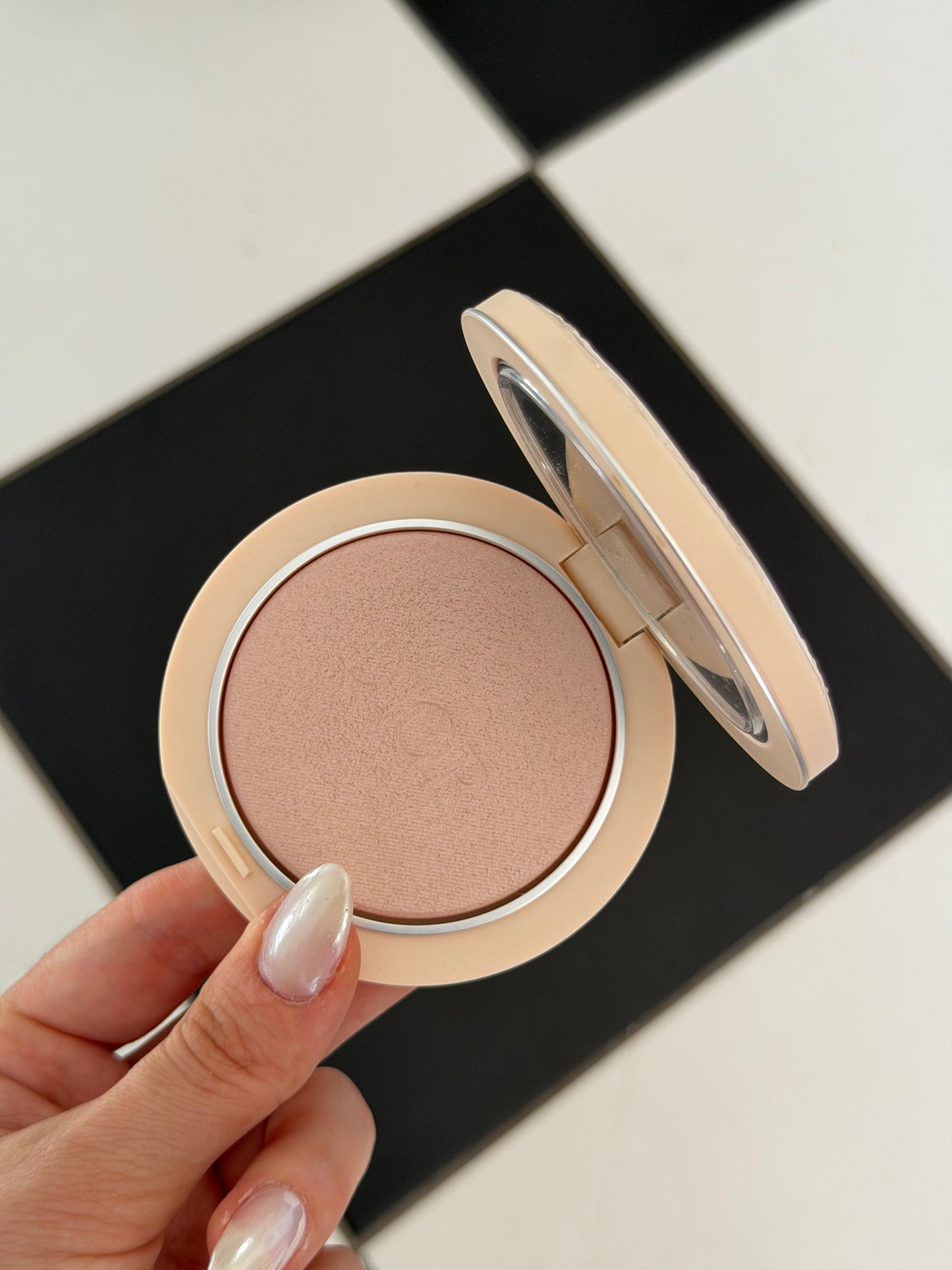 DIOR Forever Couture Luminizer (02)
Longwear Highlighter - 95%* Natural-Origin Pigments