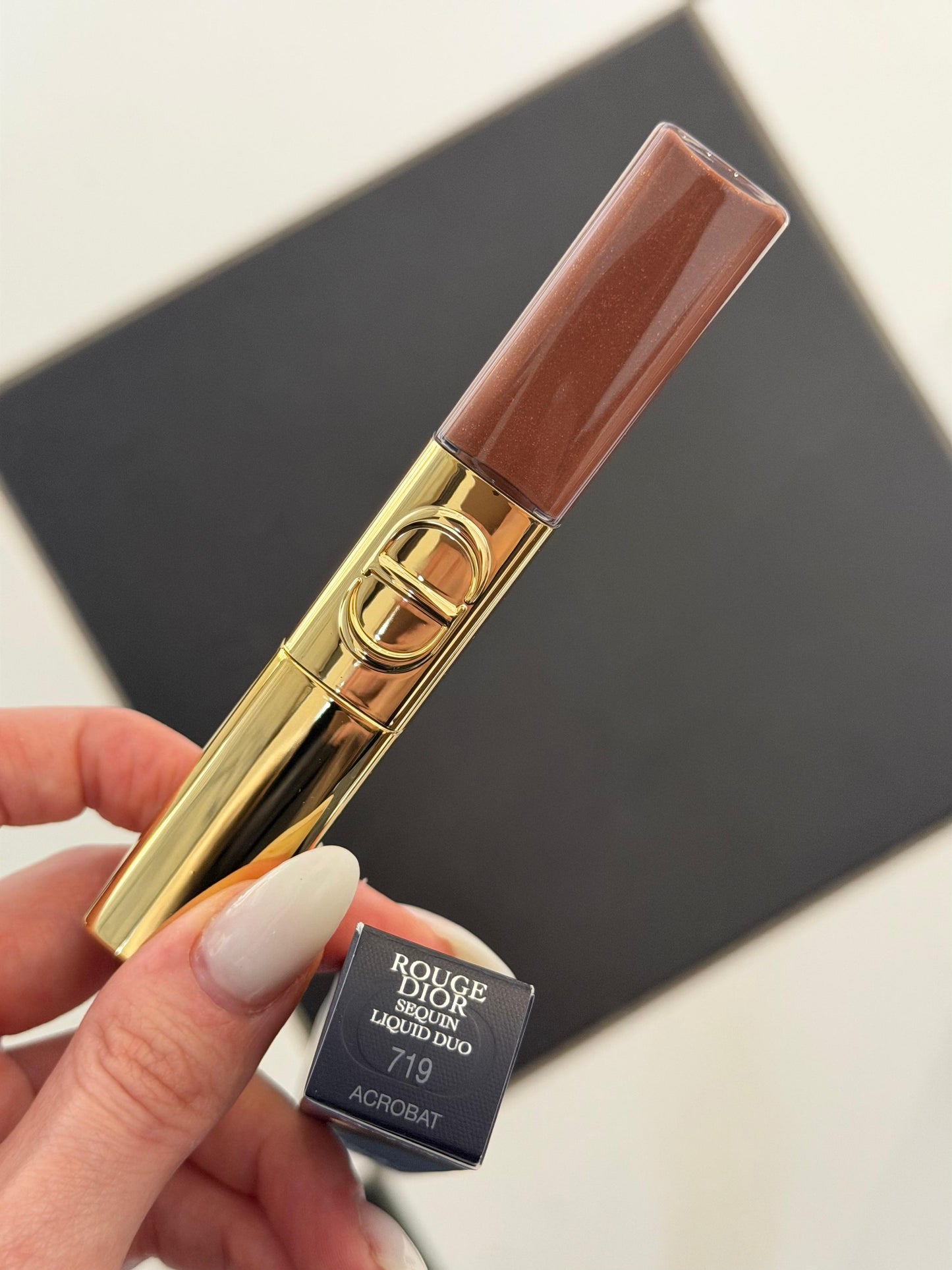 DIOR Rouge Dior Sequin Liquid Duo (719) - Limited Edition
Ultra-Glittery Color, Glossy Shine