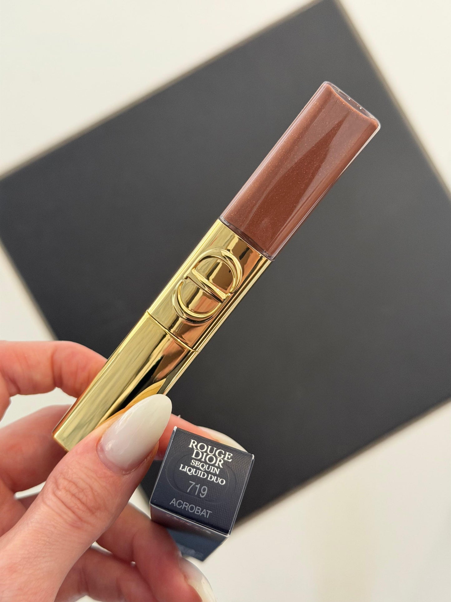 DIOR Rouge Dior Sequin Liquid Duo (719) - Limited Edition
Ultra-Glittery Color, Glossy Shine