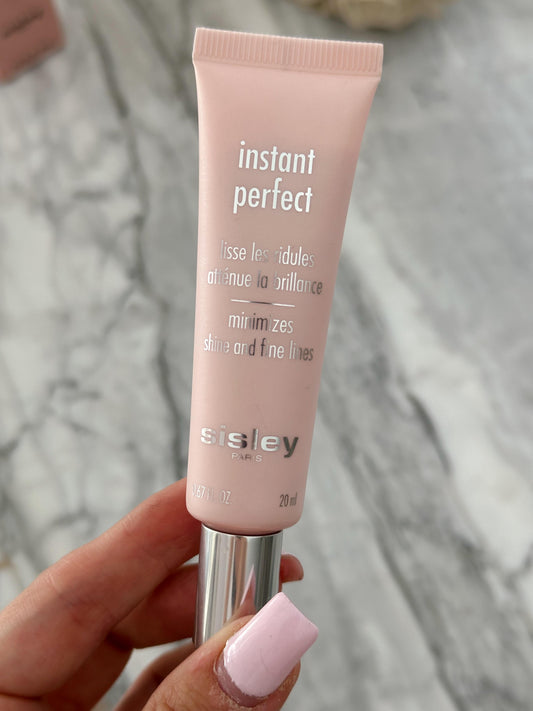 SISLEY Instant Perfect
Minimizes Shine and Fine Lines
