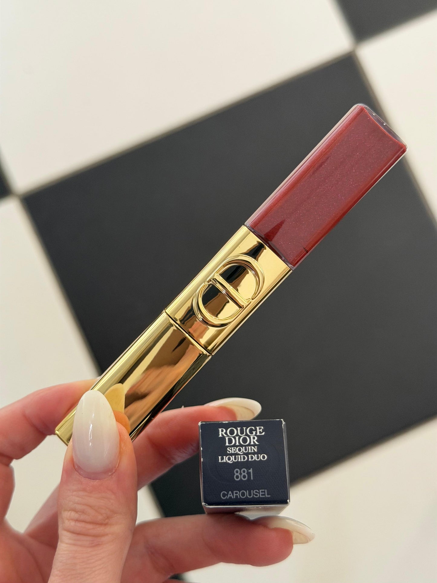 DIOR Rouge Dior Sequin Liquid Duo (881) - Limited Edition
Ultra-Glittery Color, Glossy Shine