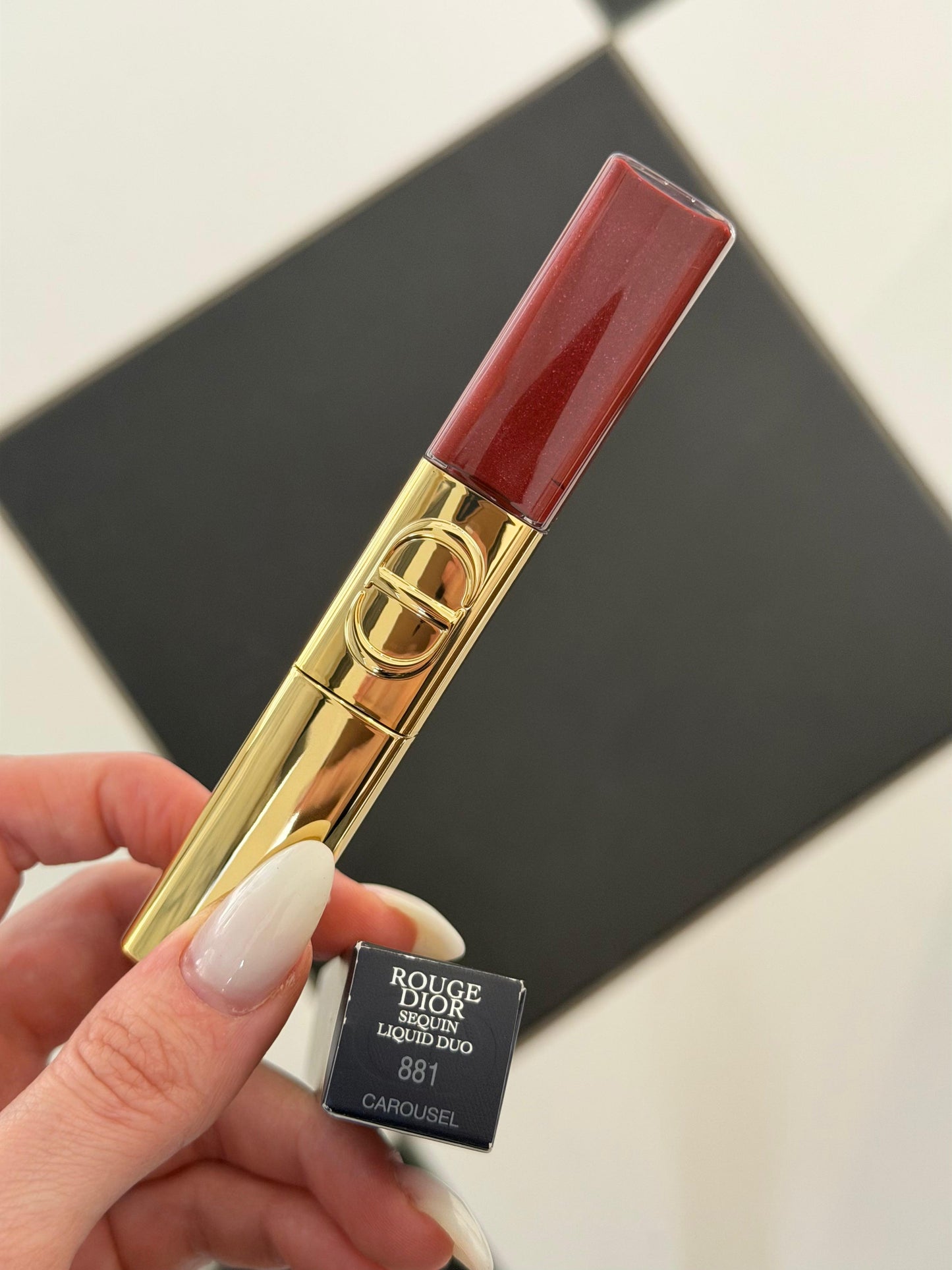 DIOR Rouge Dior Sequin Liquid Duo (881) - Limited Edition
Ultra-Glittery Color, Glossy Shine