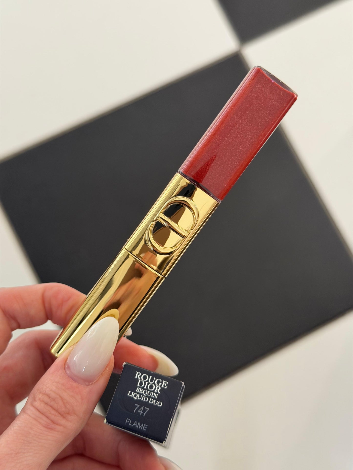 DIOR Rouge Dior Sequin Liquid Duo (747) - Limited Edition
Ultra-Glittery Color, Glossy Shine