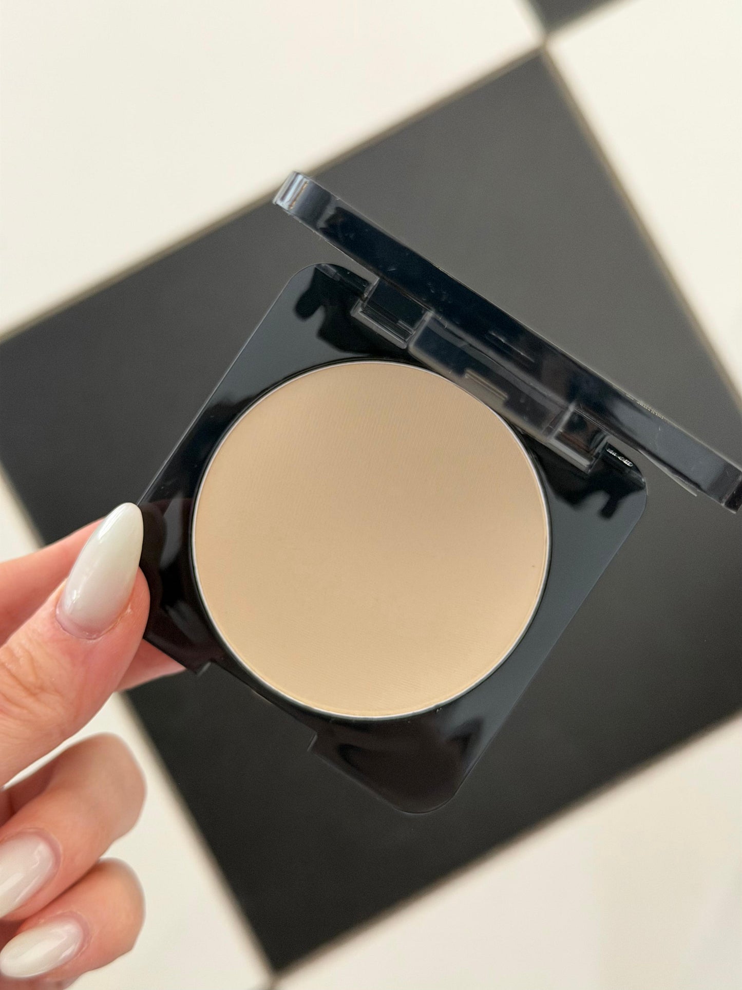 HUDA BEAUTY Easy Bake Airbrush Matte Pressed Powder - Pound Cake