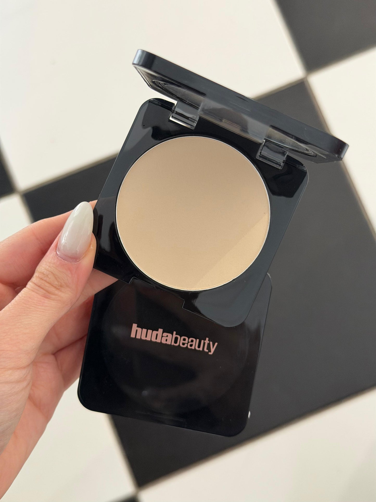 HUDA BEAUTY Easy Bake Airbrush Matte Pressed Powder - Pound Cake