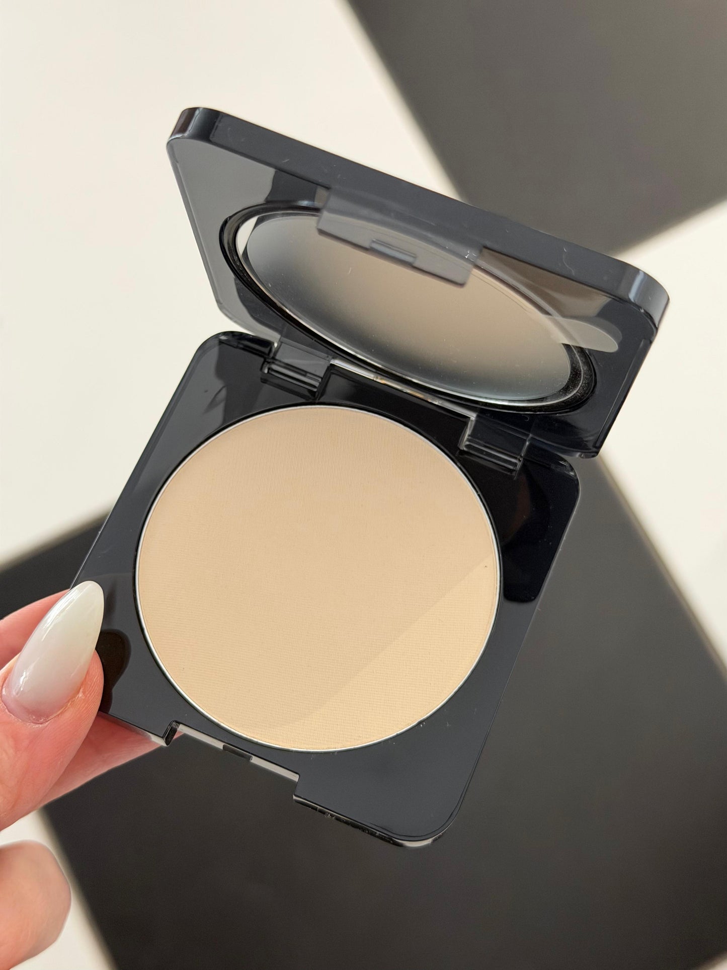 HUDA BEAUTY Easy Bake Airbrush Matte Pressed Powder - Pound Cake