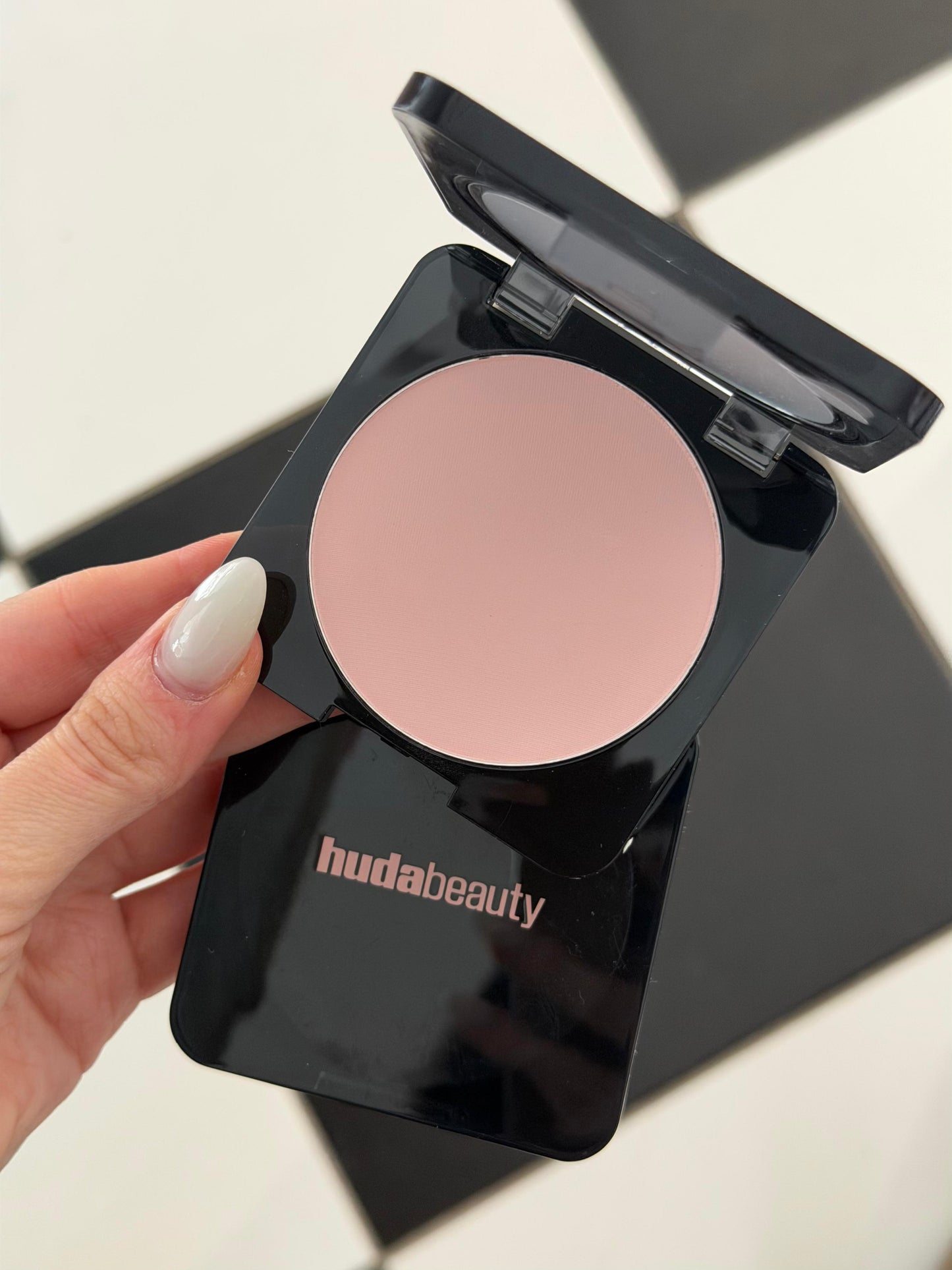 HUDA BEAUTY Easy Bake Airbrush Matte Pressed Powder - Cherry Blossom Cake