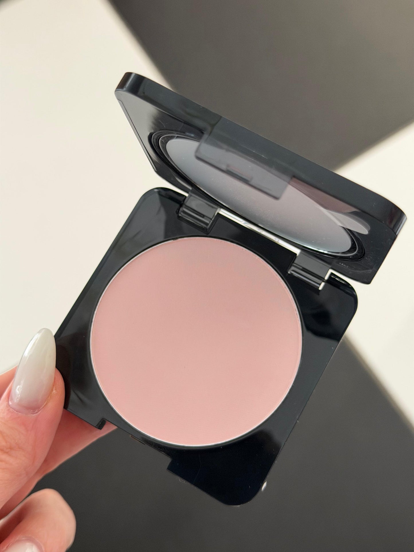 HUDA BEAUTY Easy Bake Airbrush Matte Pressed Powder - Cherry Blossom Cake