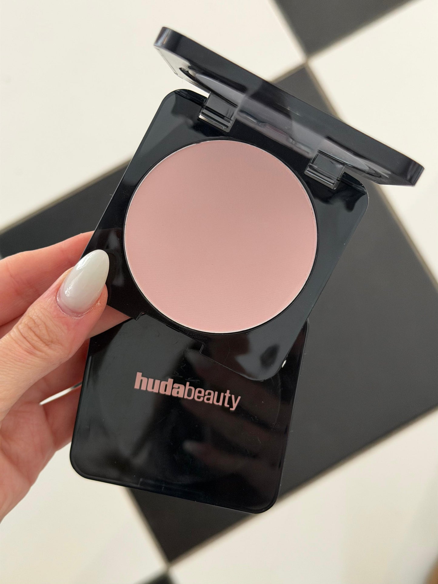 HUDA BEAUTY Easy Bake Airbrush Matte Pressed Powder - Cherry Blossom Cake