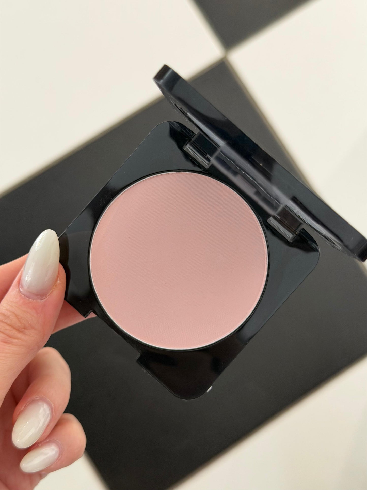 HUDA BEAUTY Easy Bake Airbrush Matte Pressed Powder - Cherry Blossom Cake