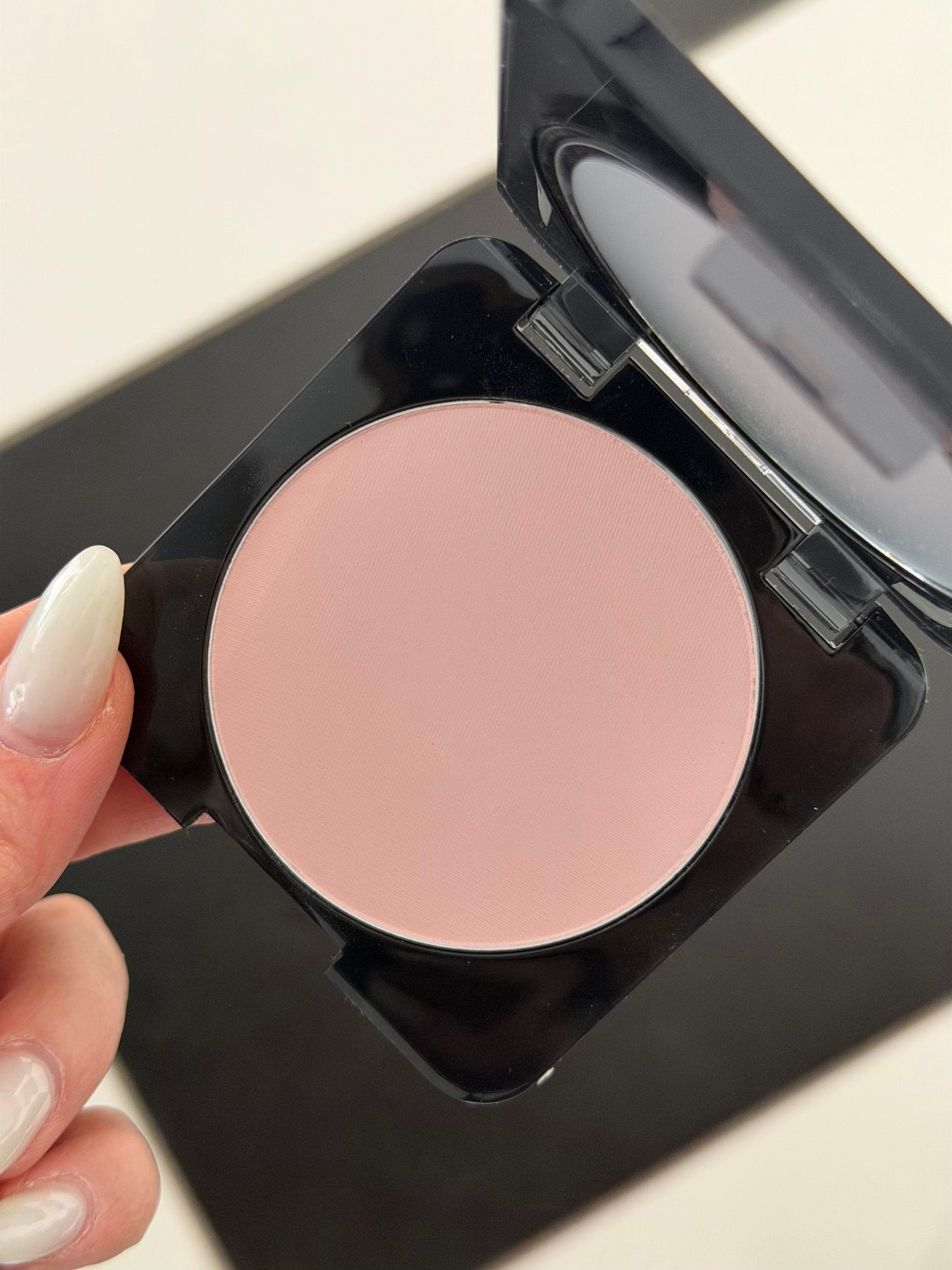 HUDA BEAUTY Easy Bake Airbrush Matte Pressed Powder - Cherry Blossom Cake