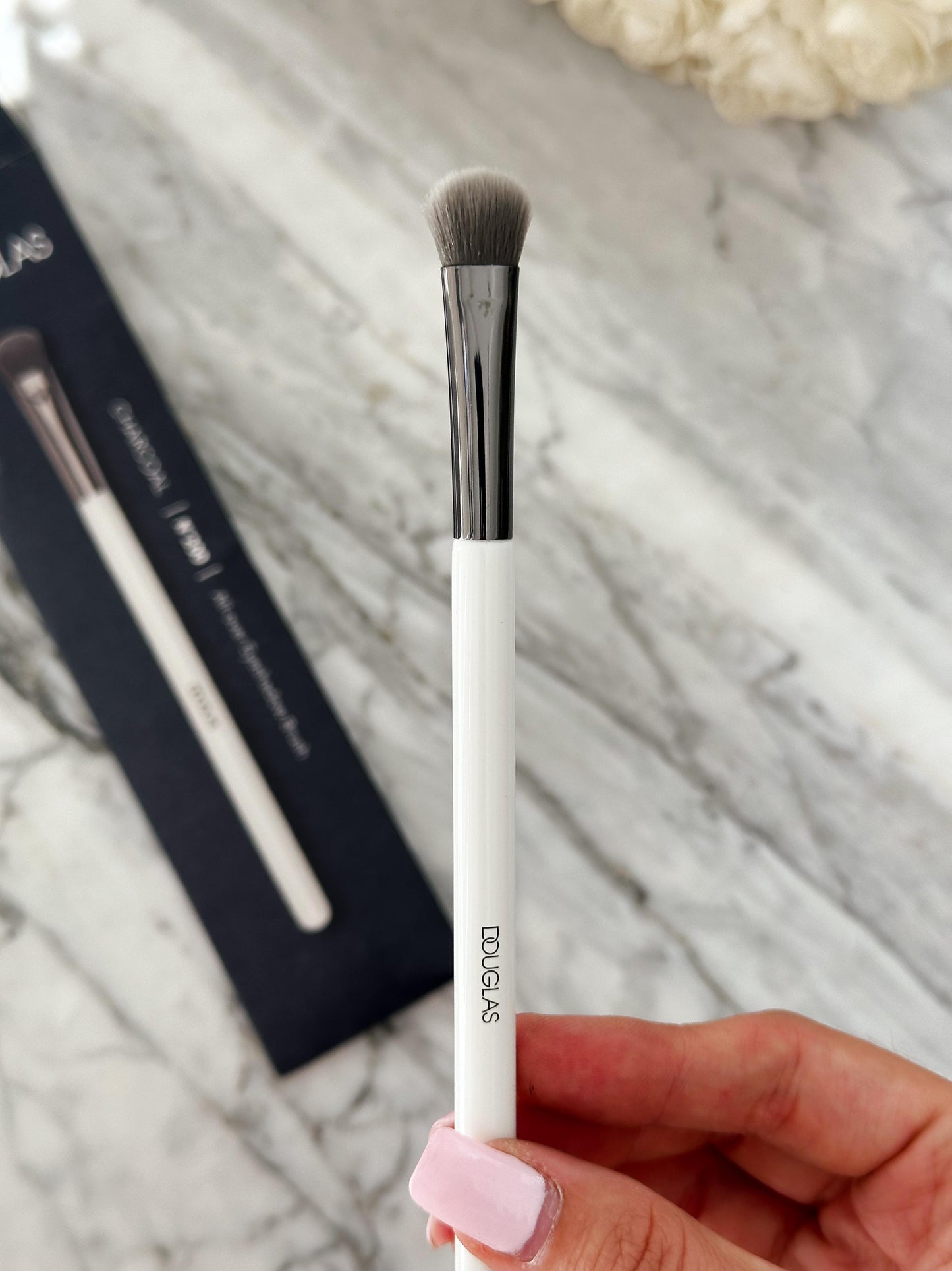 DOUGLAS Charcoal Collection All-Over Eyeshadow Brush