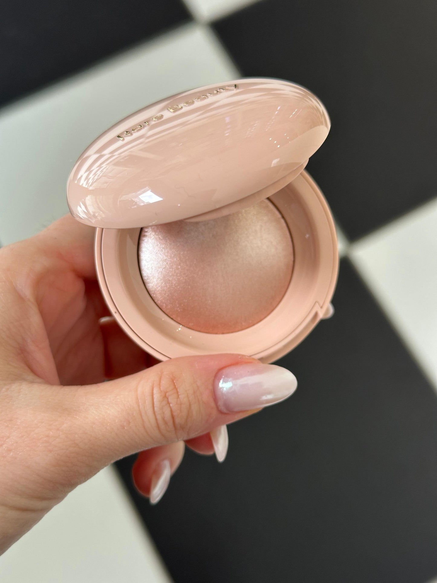 RARE BEAUTY Positive Light Silky Touch Highlighter - Mesmerize