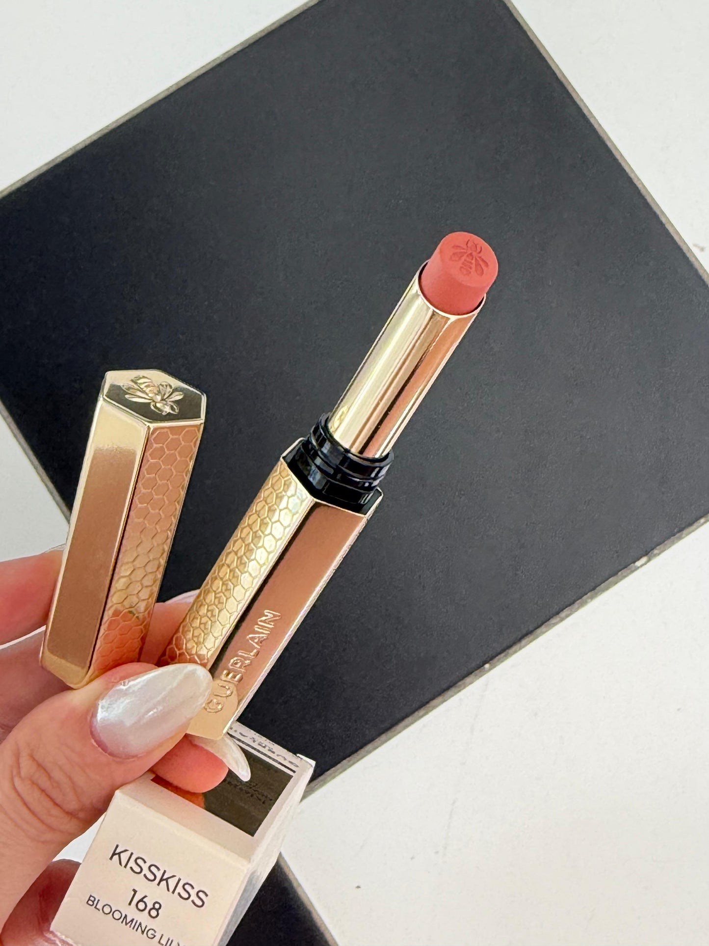 GUERLAIN KissKiss Honey-Infused Kissproof Intense Lipstick (168)
Blur Matte – 24hr Extreme Hold
