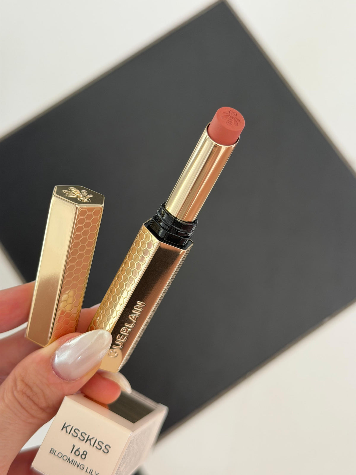 GUERLAIN KissKiss Honey-Infused Kissproof Intense Lipstick (168)
Blur Matte – 24hr Extreme Hold