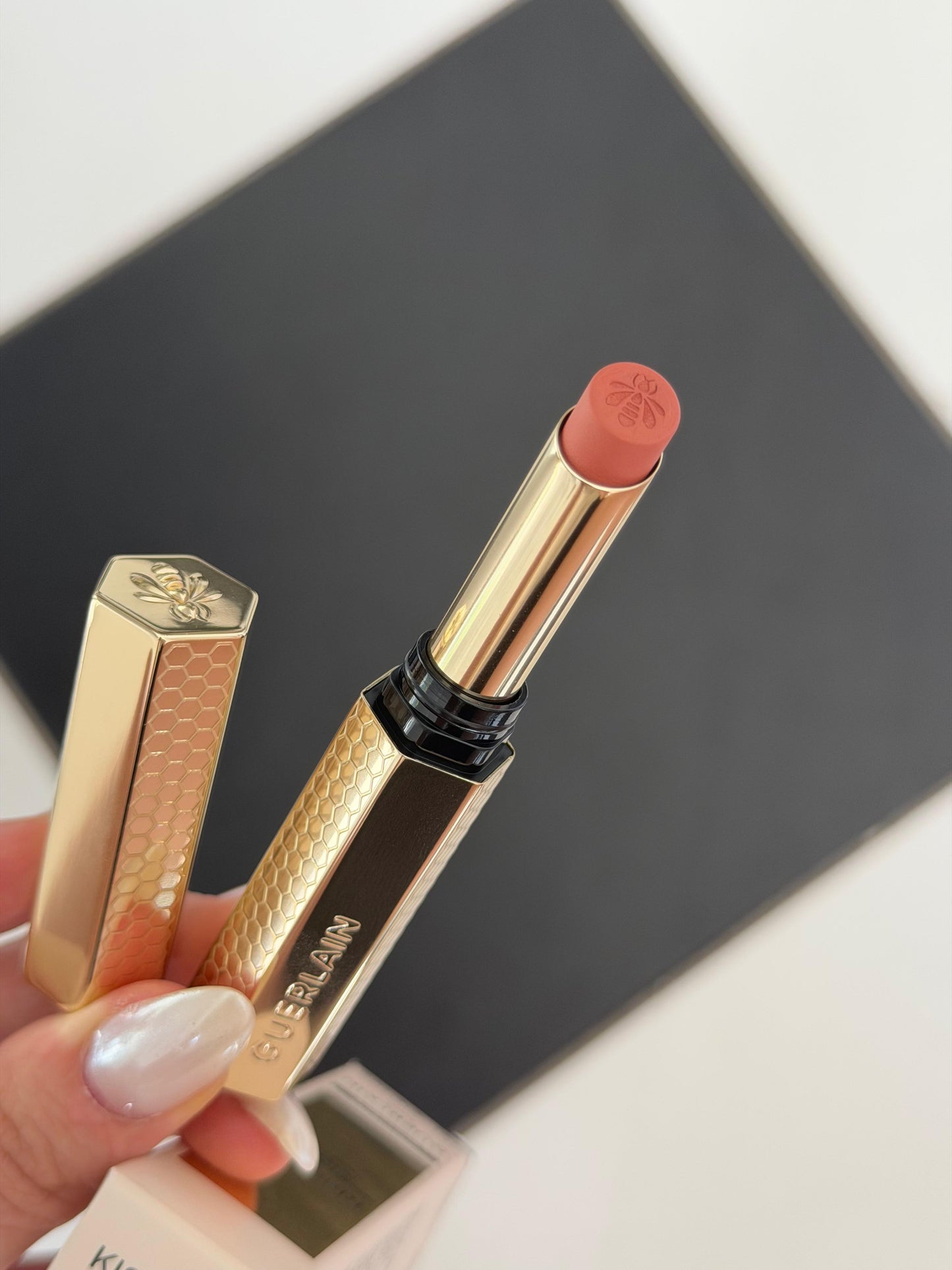 GUERLAIN KissKiss Honey-Infused Kissproof Intense Lipstick (168)
Blur Matte – 24hr Extreme Hold