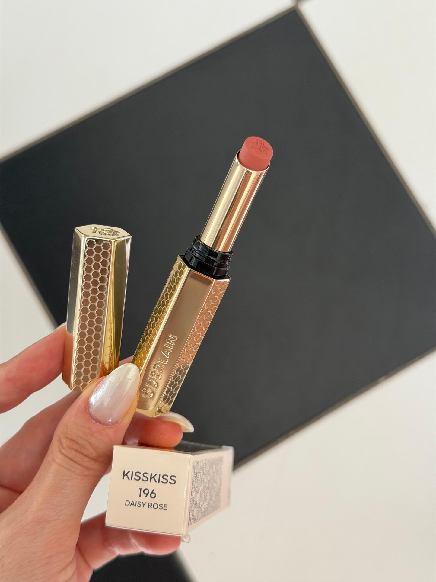GUERLAIN KissKiss Honey-Infused Kissproof Intense Lipstick (196)
Blur Matte – 24hr Extreme Hold