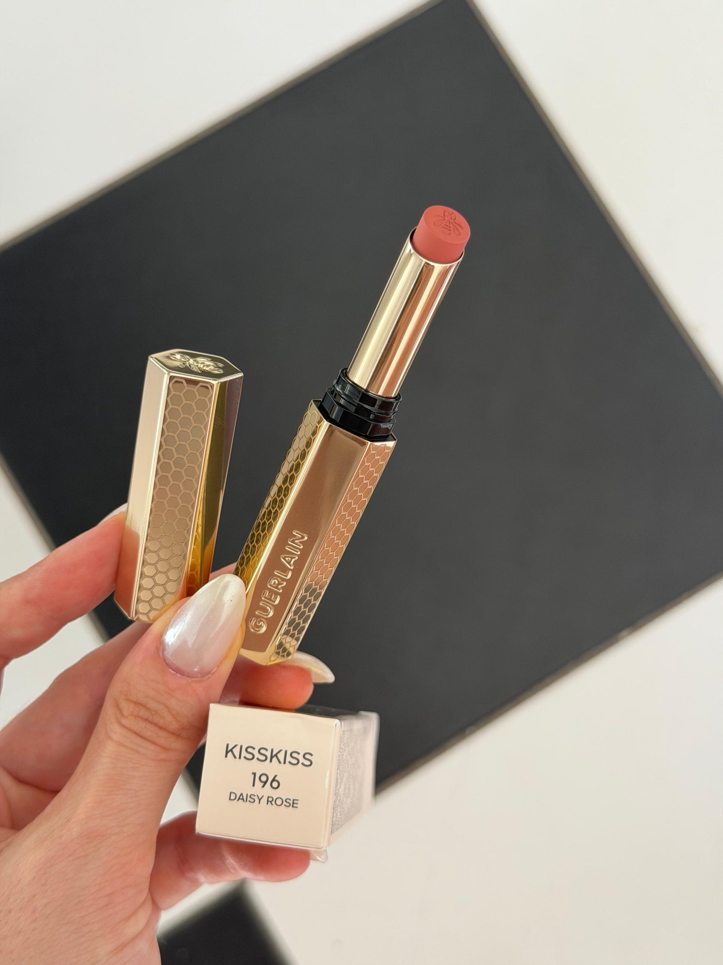 GUERLAIN KissKiss Honey-Infused Kissproof Intense Lipstick (196)
Blur Matte – 24hr Extreme Hold