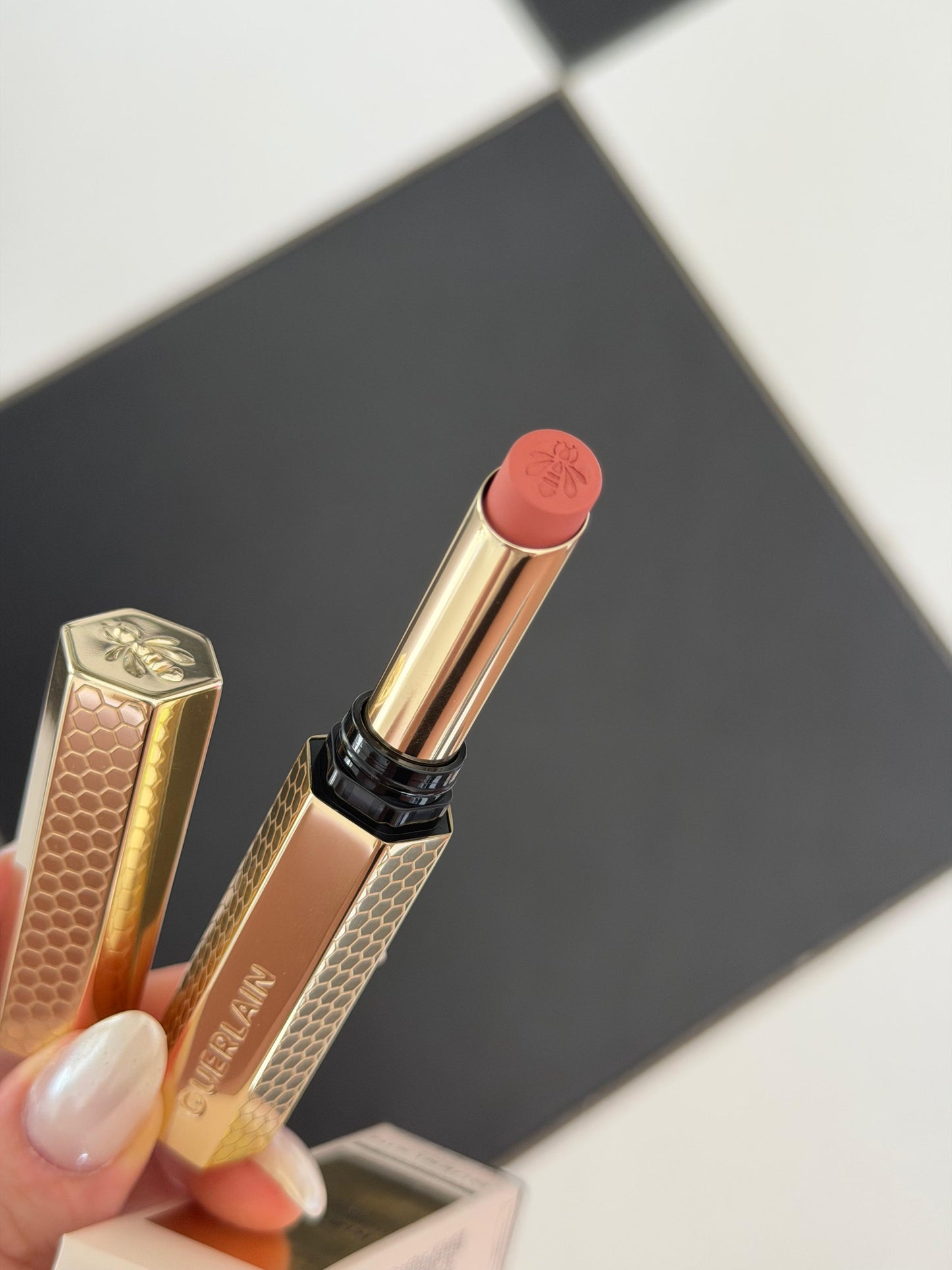 GUERLAIN KissKiss Honey-Infused Kissproof Intense Lipstick (196)
Blur Matte – 24hr Extreme Hold
