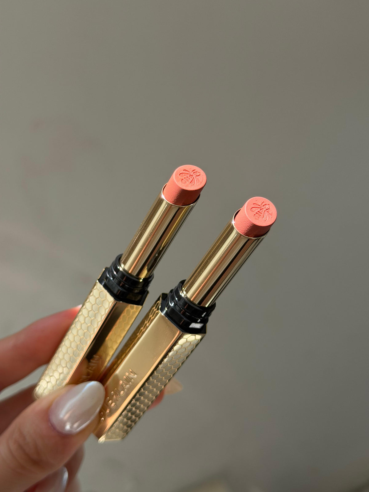 GUERLAIN KissKiss Honey-Infused Kissproof Intense Lipstick (196)
Blur Matte – 24hr Extreme Hold
