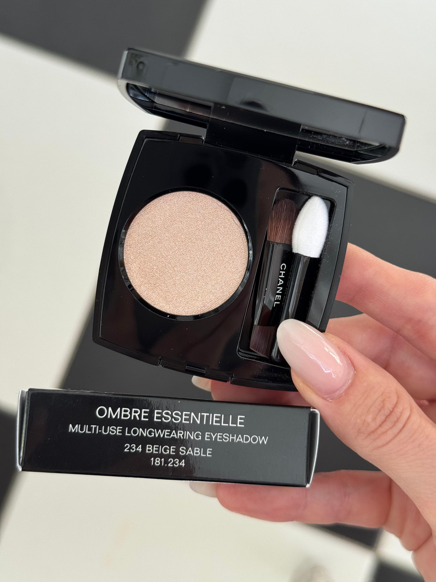 CHANEL Ombre Essentielle Multi-Use Longwearing Eyeshadow (234)
