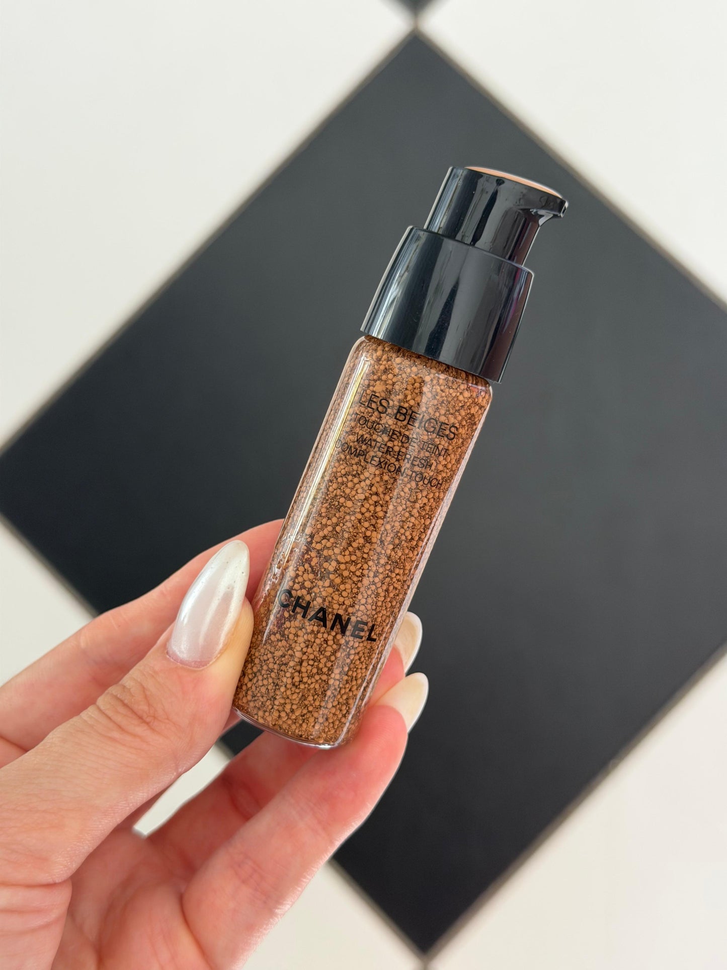 CHANEL Les Beiges
Water-Fresh Complexion Touch (B40) 
Even – Illuminate – Hydrate