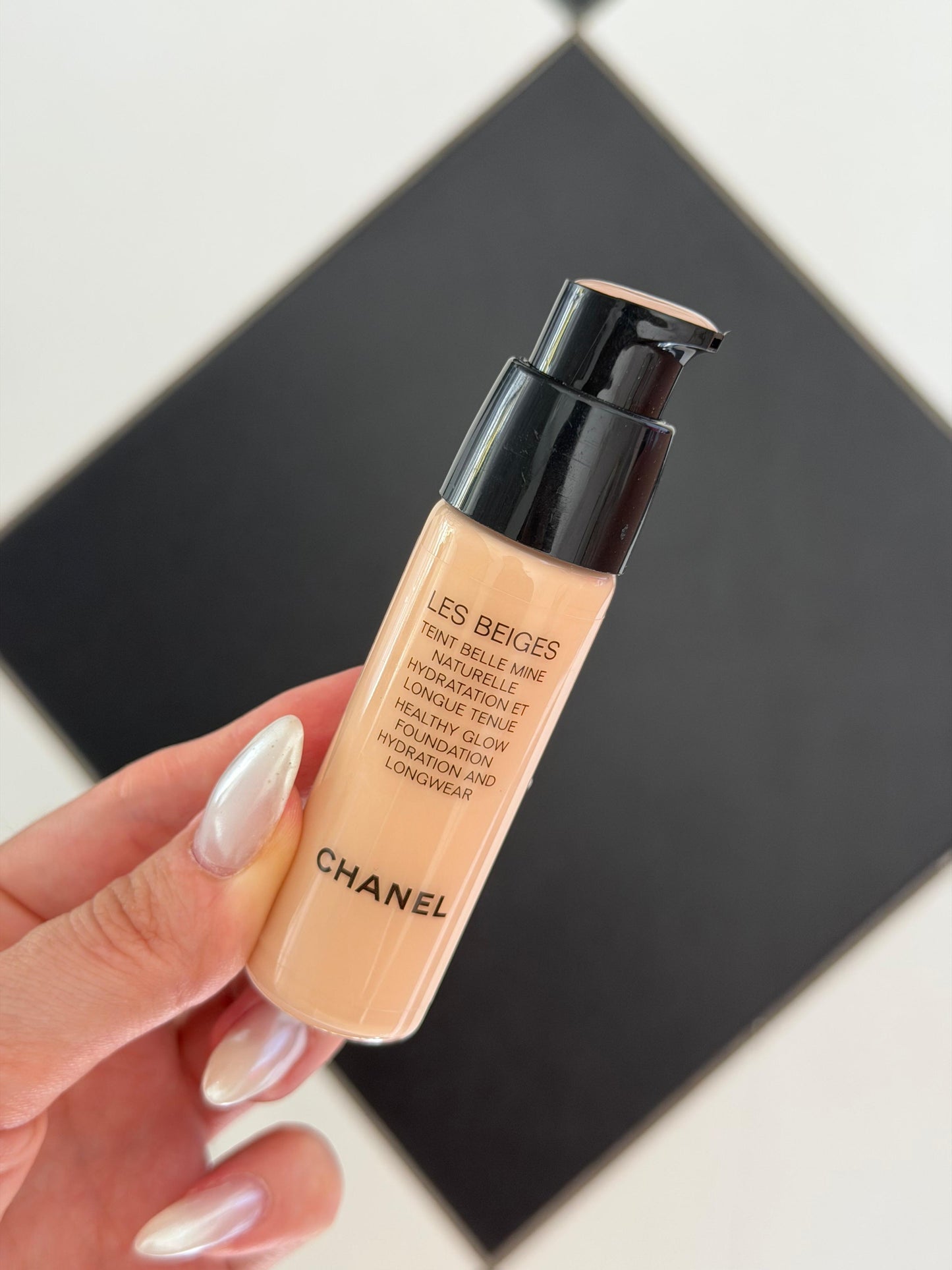 CHANEL Les Beiges
Healthy Glow Foundation Hydration and Longwear (B10)