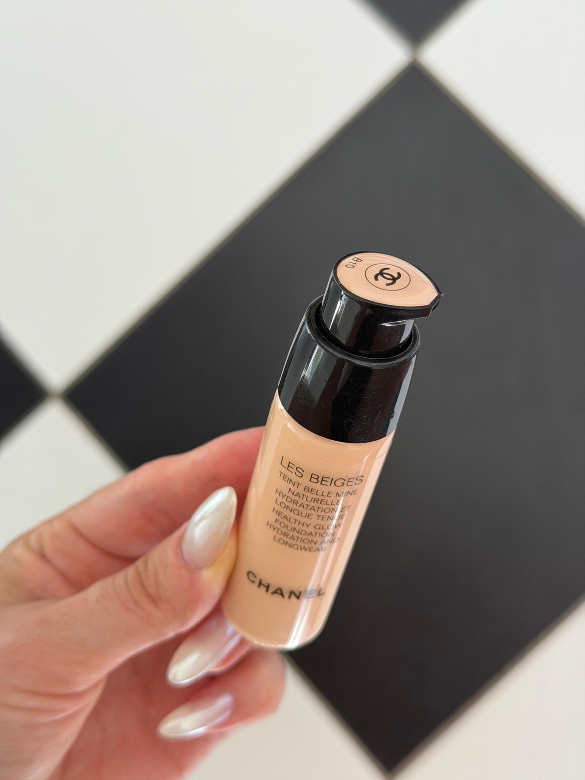CHANEL Les Beiges
Healthy Glow Foundation Hydration and Longwear (B10)