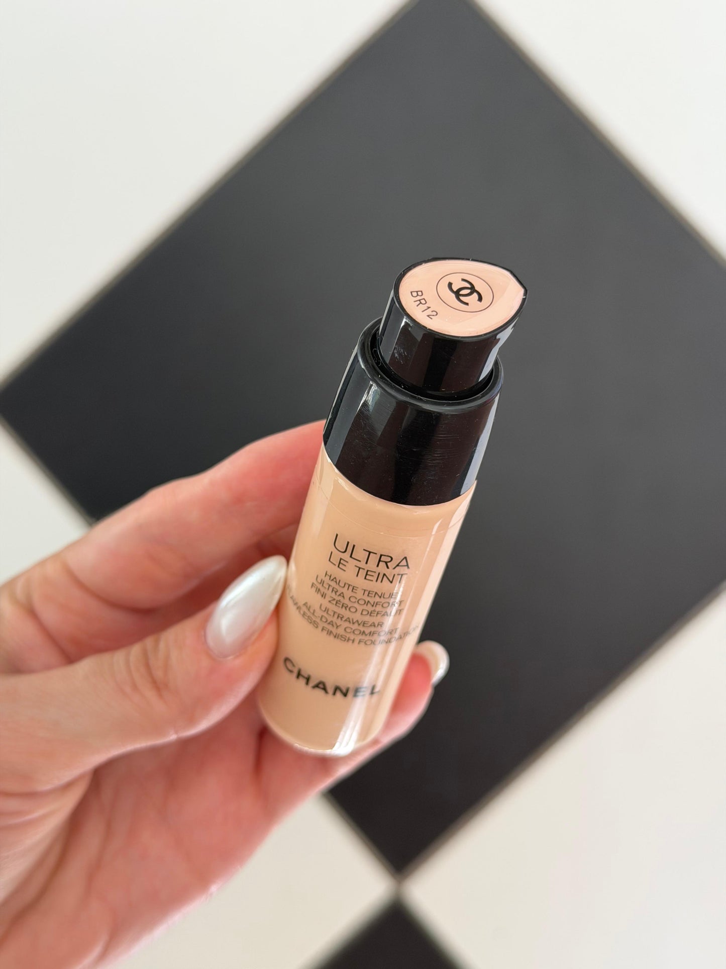 CHANEL Le Teint
Ultrawear All-Day Comfort Flawless Finish Foundation (BR12)