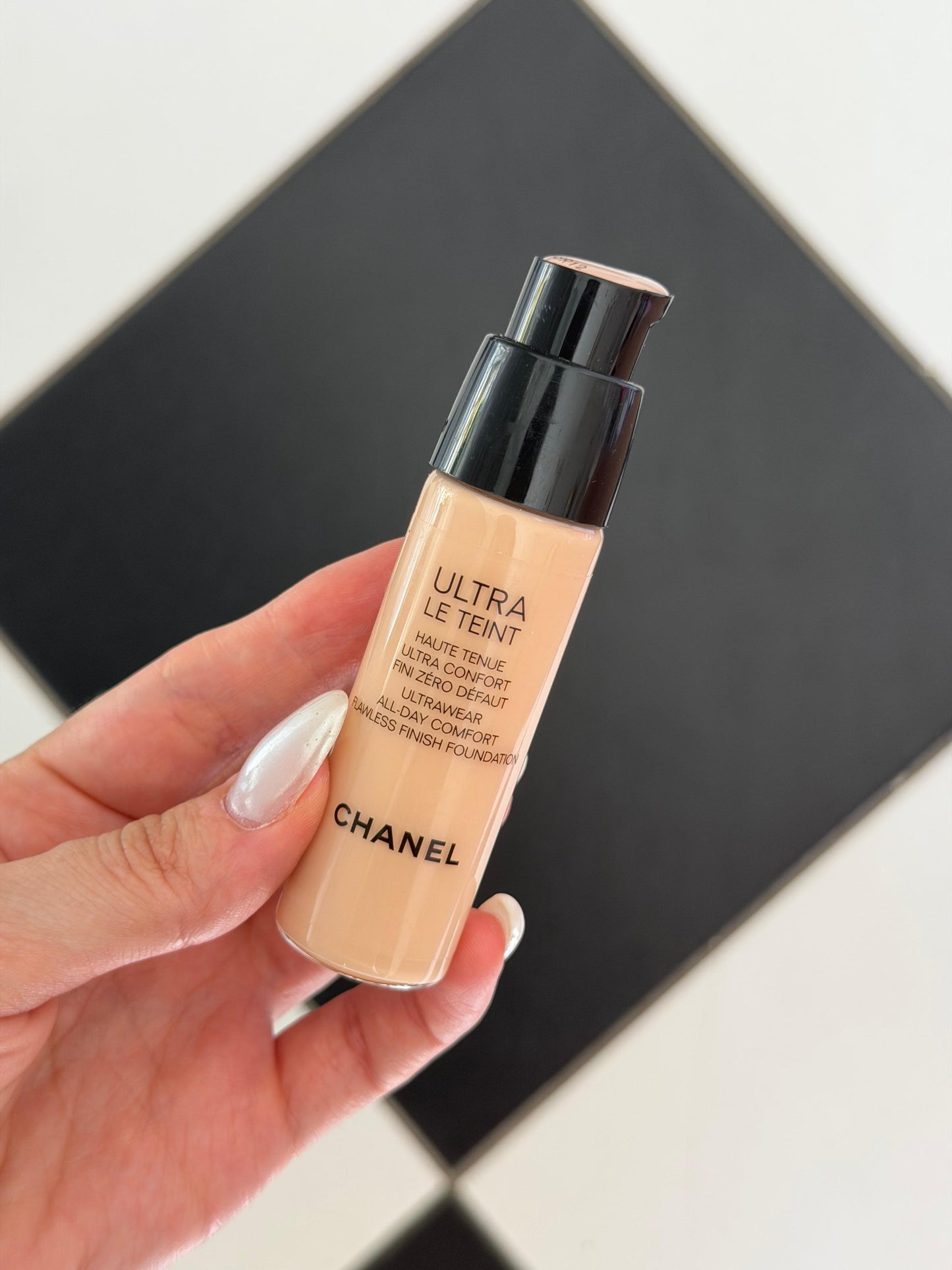 CHANEL Le Teint
Ultrawear All-Day Comfort Flawless Finish Foundation (BR12)