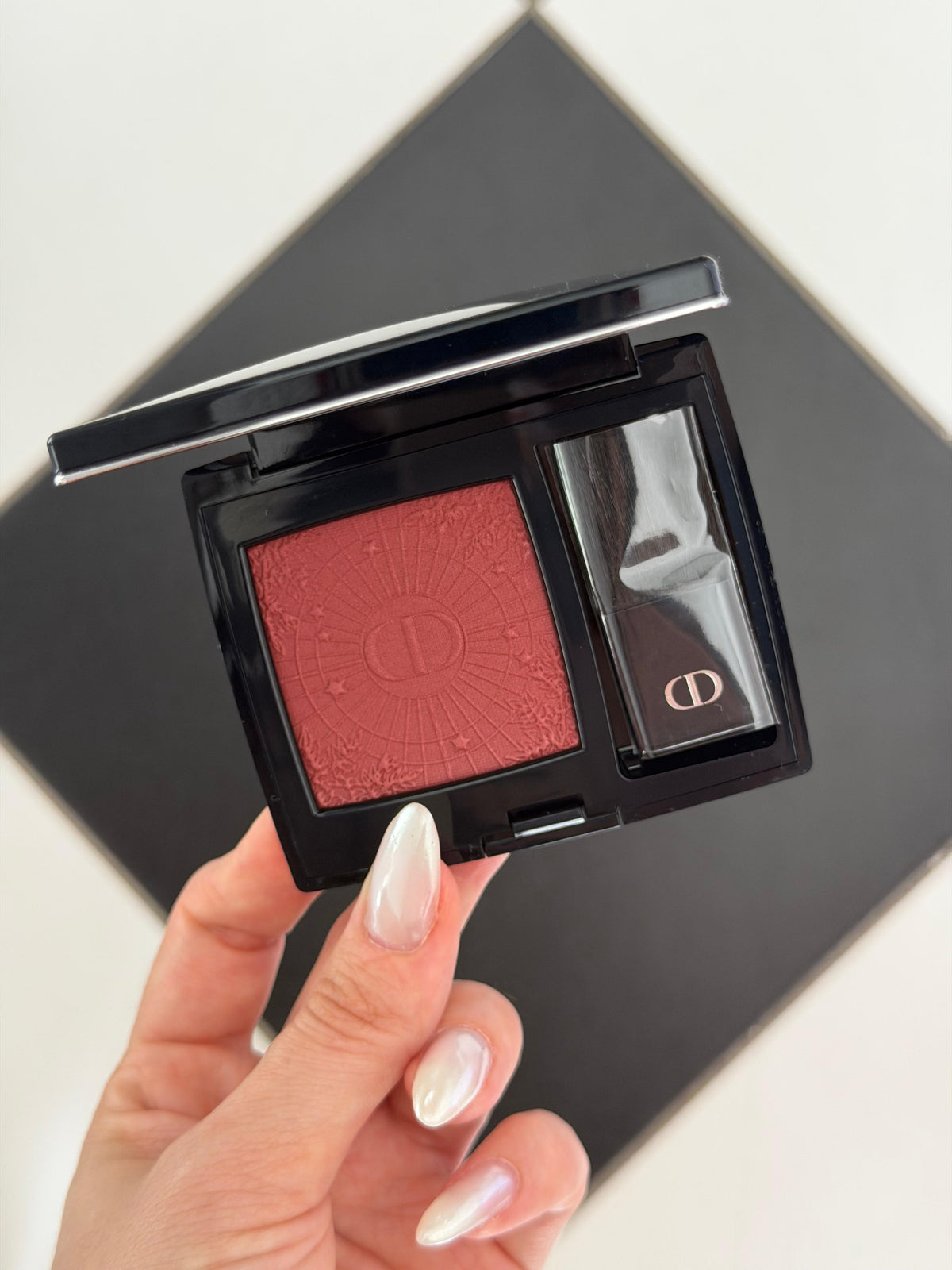 DIOR Rouge Blush Satin
Couture Colour Makeup - Long Wear (826)