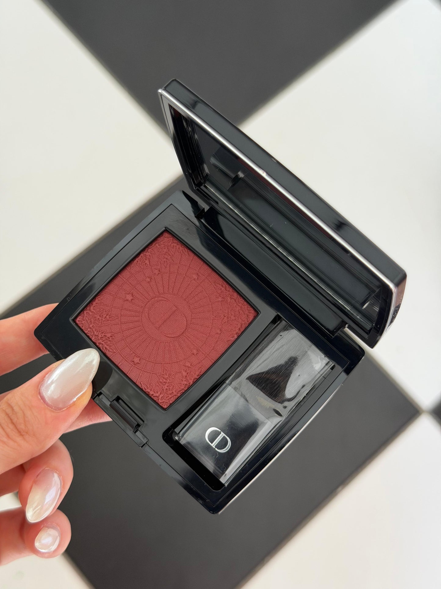DIOR Rouge Blush Satin
Couture Colour Makeup - Long Wear (826)
