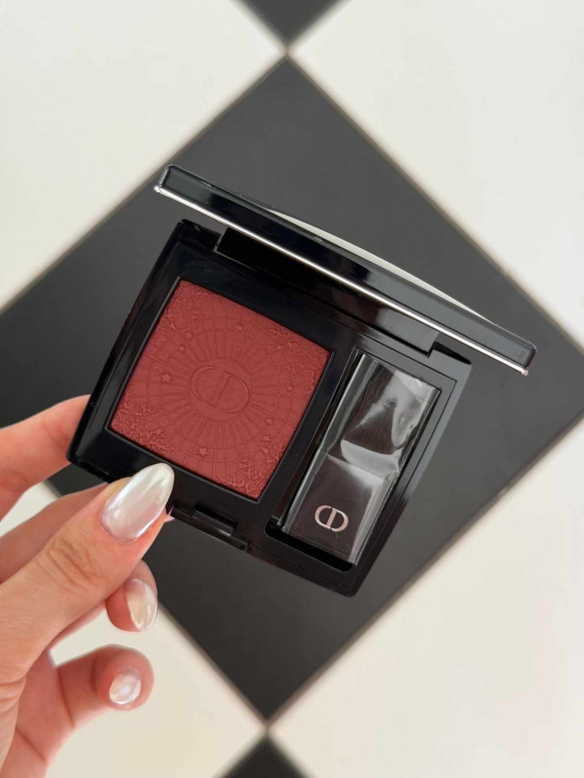 DIOR Rouge Blush Satin
Couture Colour Makeup - Long Wear (826)