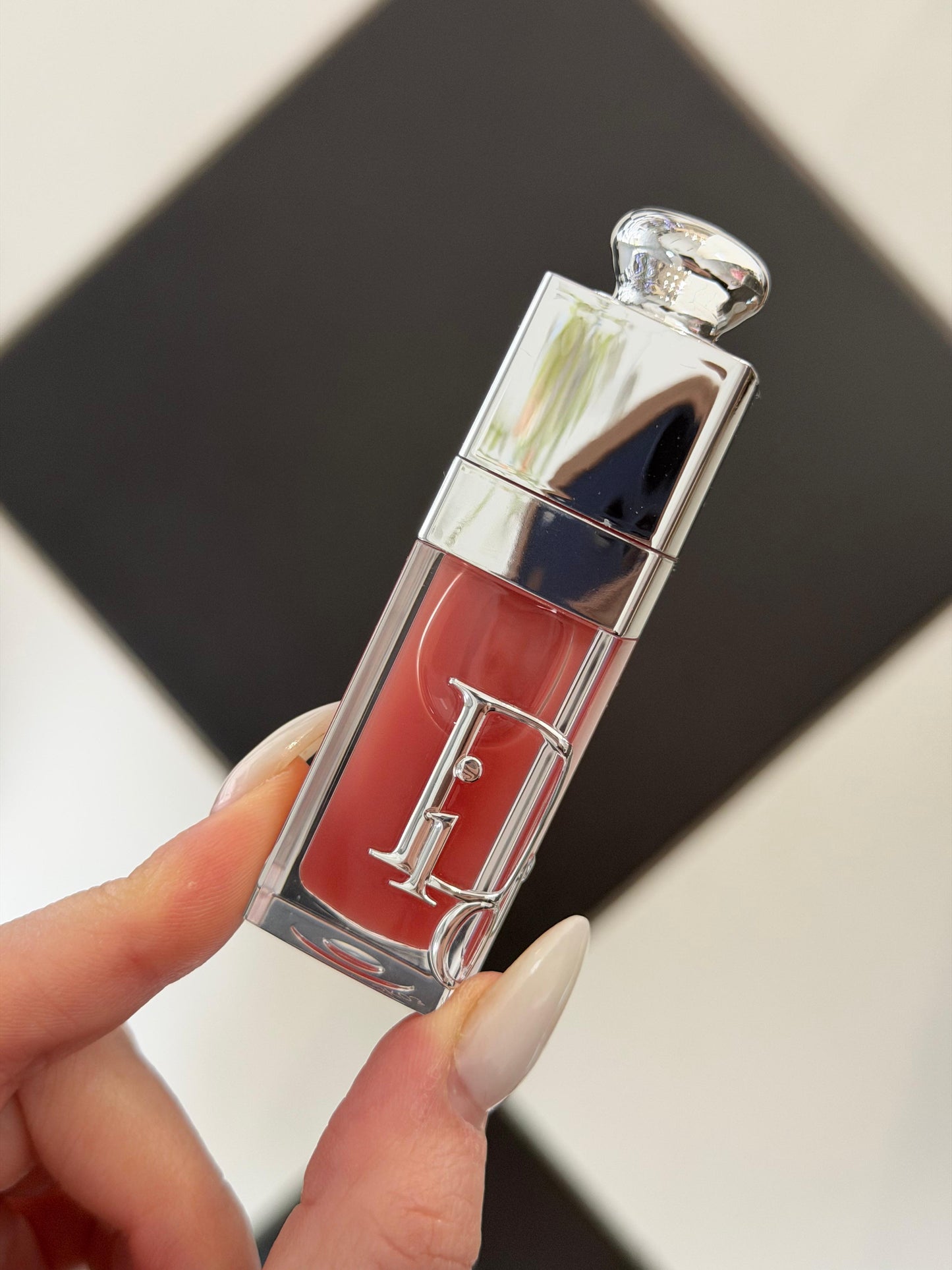 DIOR Addict Lip Glow Oil (012)
Nourishing Lip Oil, Intense Gloss