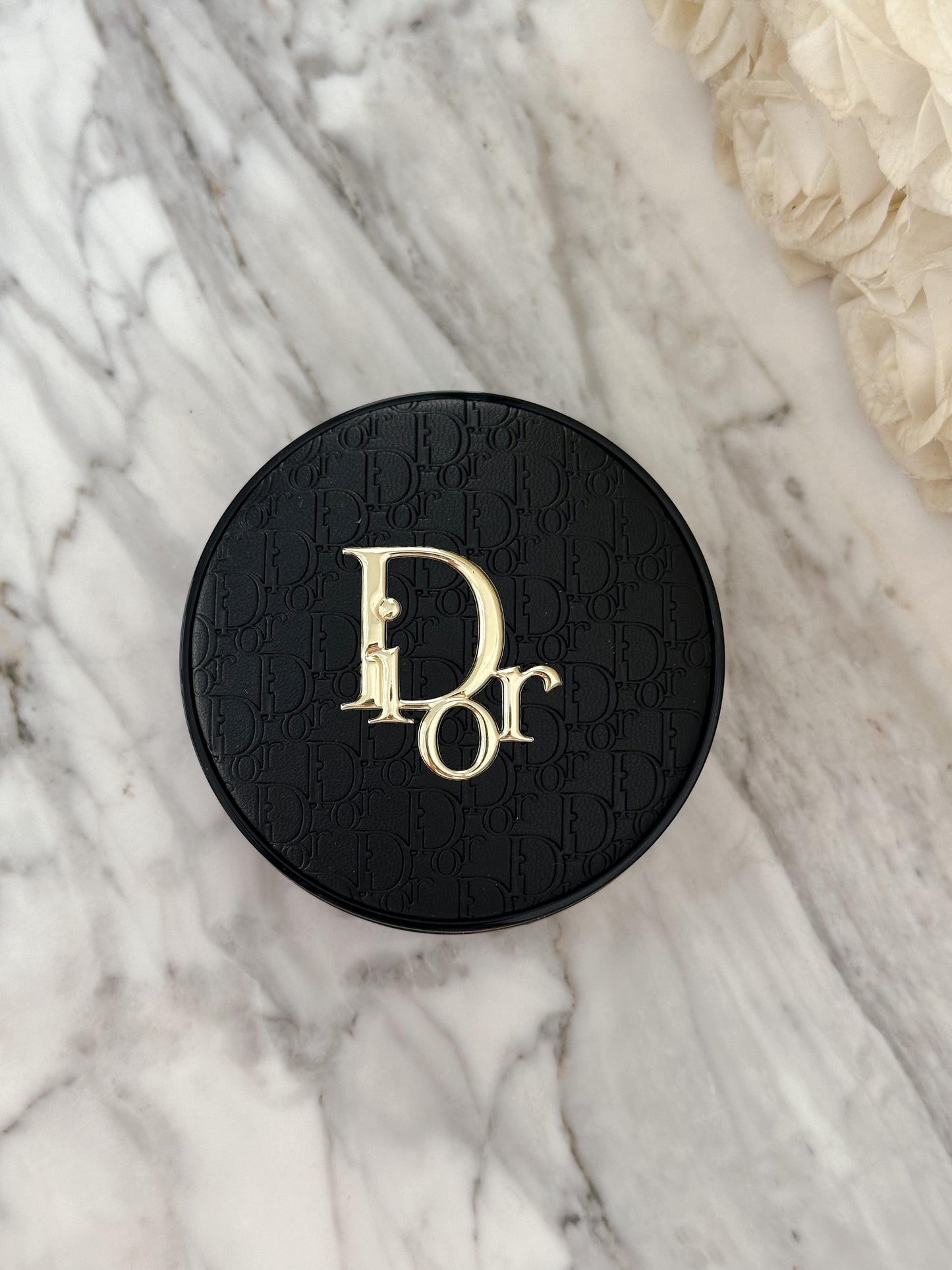 DIOR Forever Perfect Cushion - Diormania Gold Limited Edition
Fresh Foundation - 24H Wear and Hydration - Luminous Matte Finish