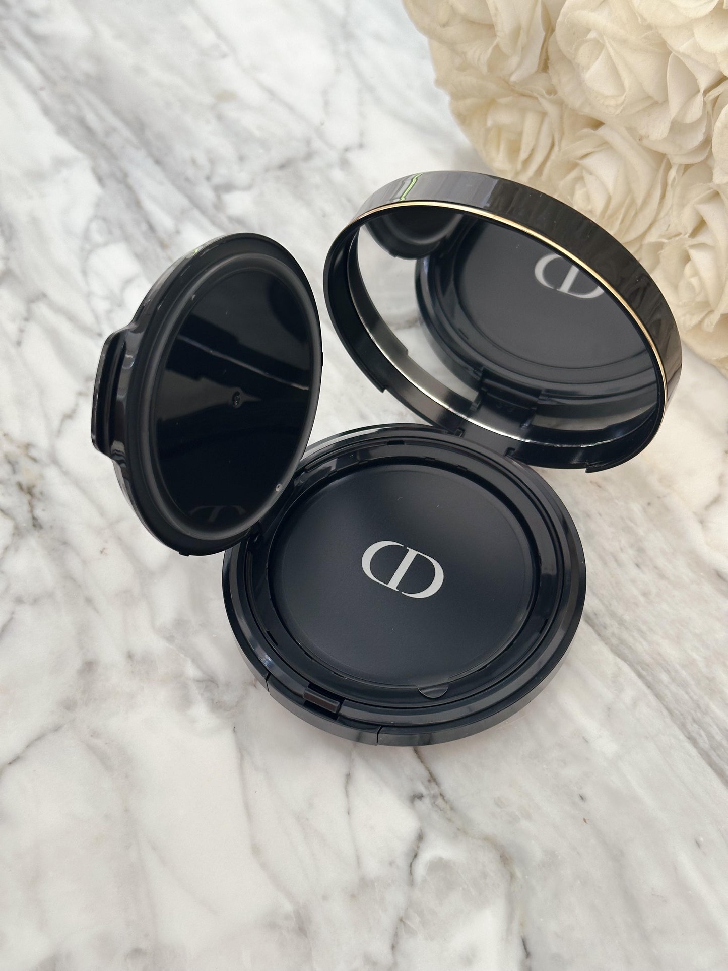 DIOR Forever Perfect Cushion - Diormania Gold Limited Edition
Fresh Foundation - 24H Wear and Hydration - Luminous Matte Finish