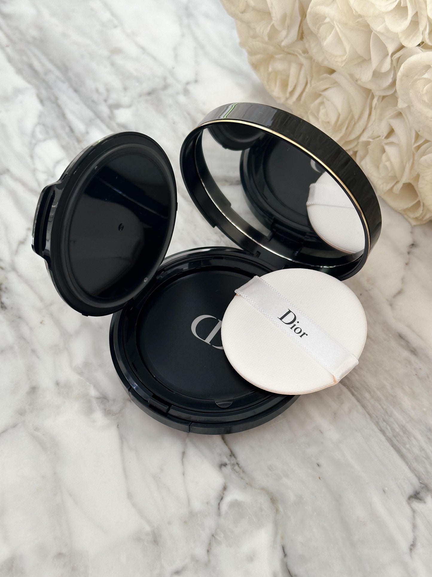 DIOR Forever Perfect Cushion - Diormania Gold Limited Edition
Fresh Foundation - 24H Wear and Hydration - Luminous Matte Finish