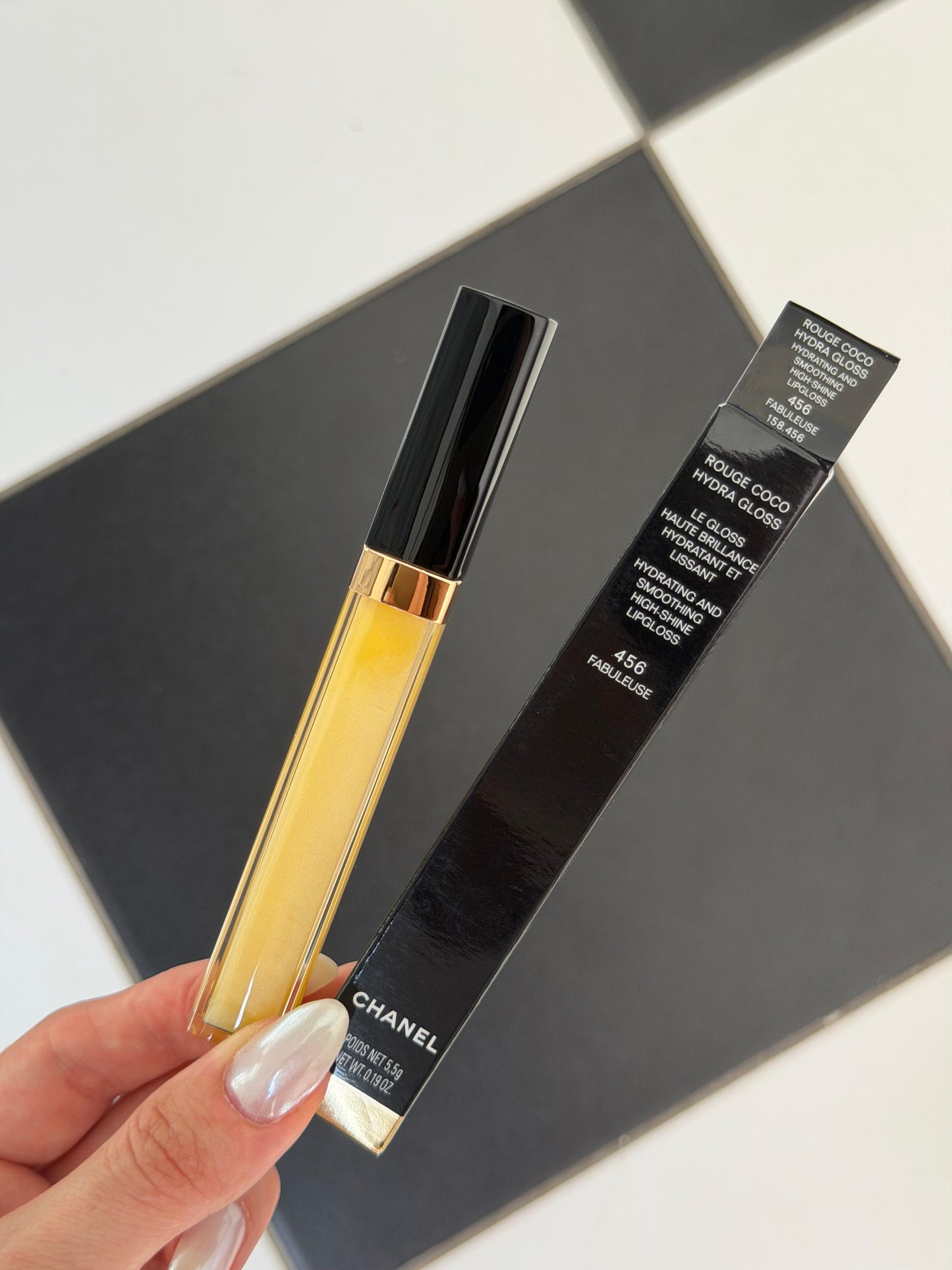 CHANEL Rouge Coco Gloss (456)
Moisturizing Gel Brillant Hidratant