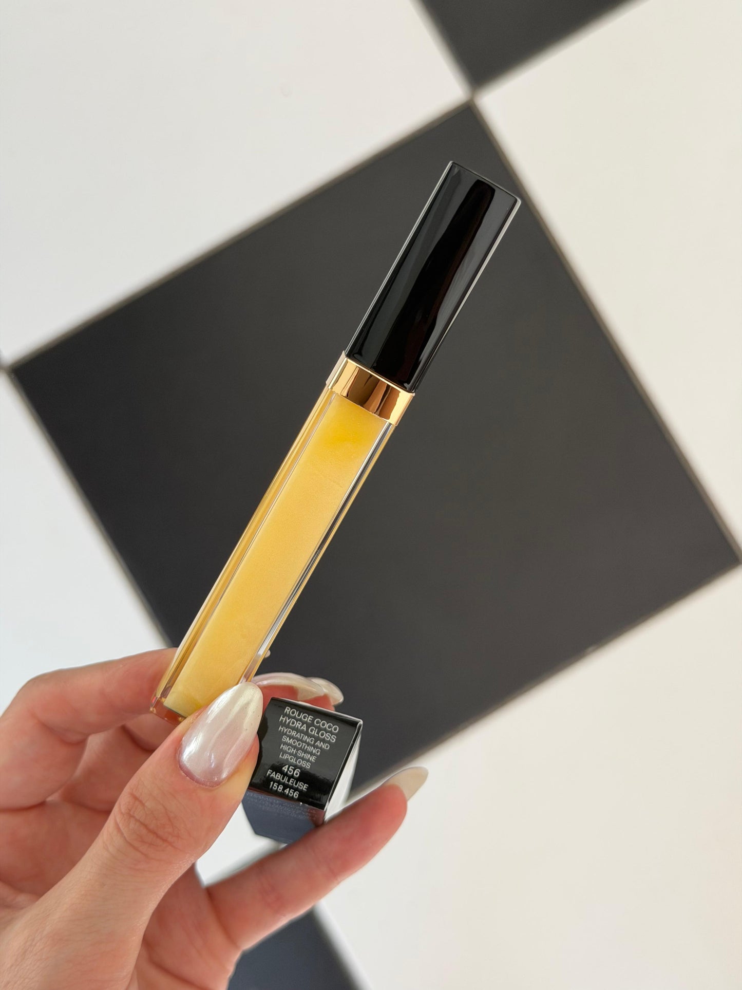 CHANEL Rouge Coco Gloss (456)
Moisturizing Gel Brillant Hidratant