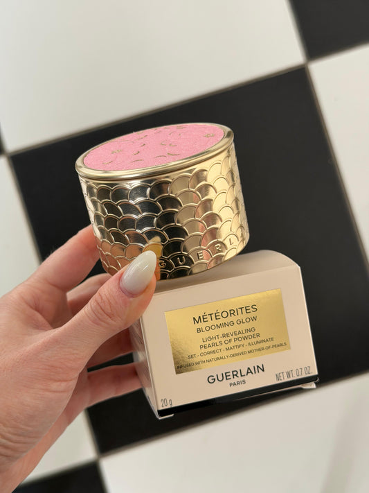 GUERLAIN Météorites Light-Revealing Pearls Of Powder
Correct, Mattify, Illuminate - Blooming Glow